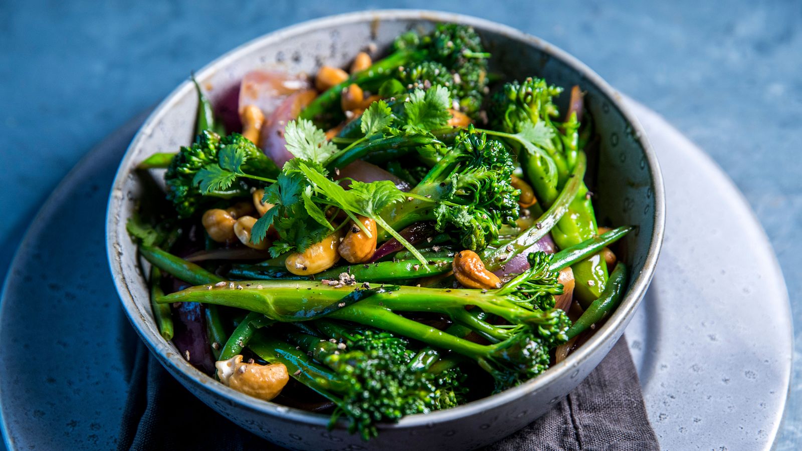 Wok med brokkoli, aspargesbønner og cashewnøtter | Oppskrift
