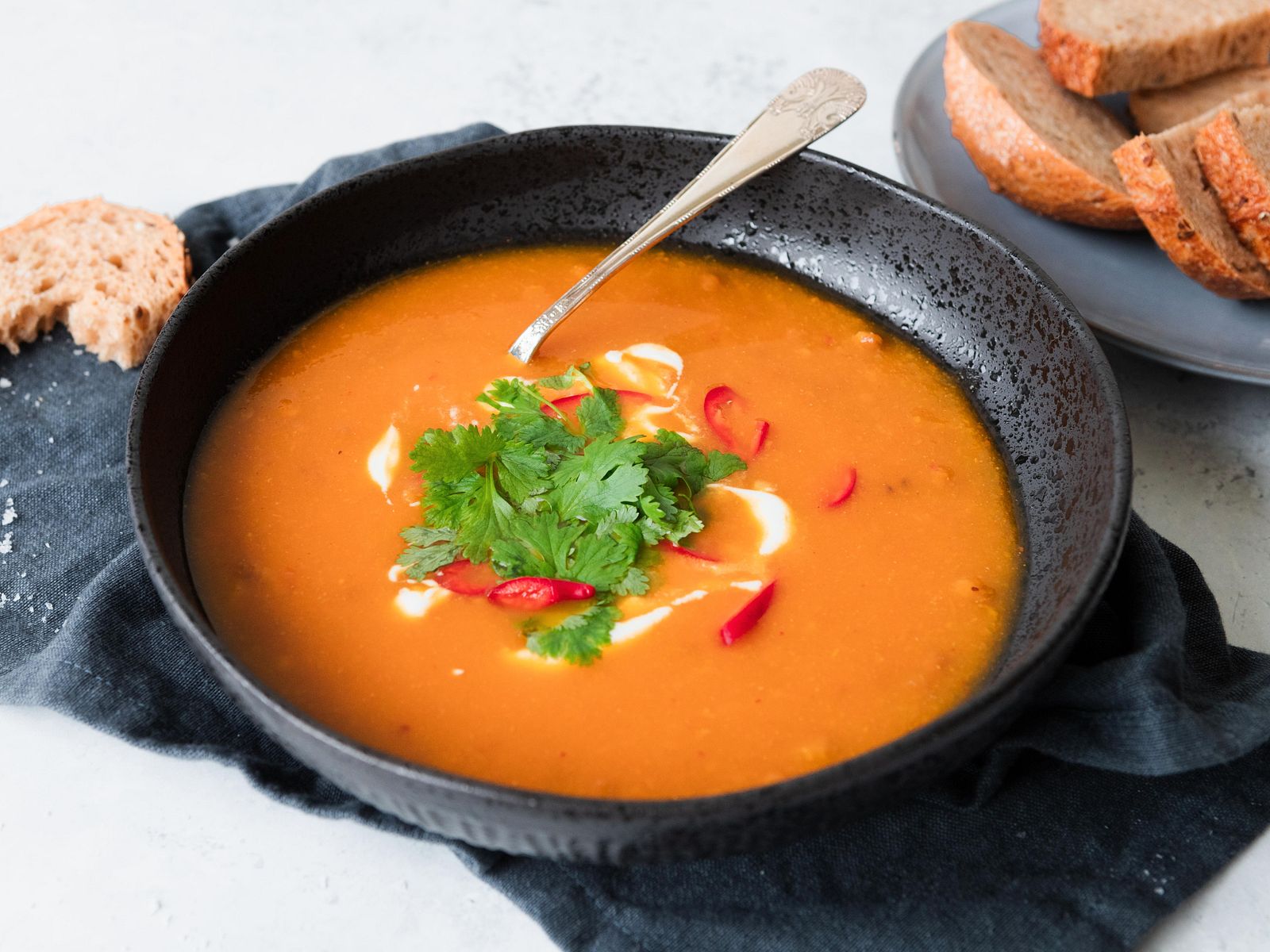 gulrotsuppe-med-r-de-linser-mettende-og-enkel-suppe-oppskrift