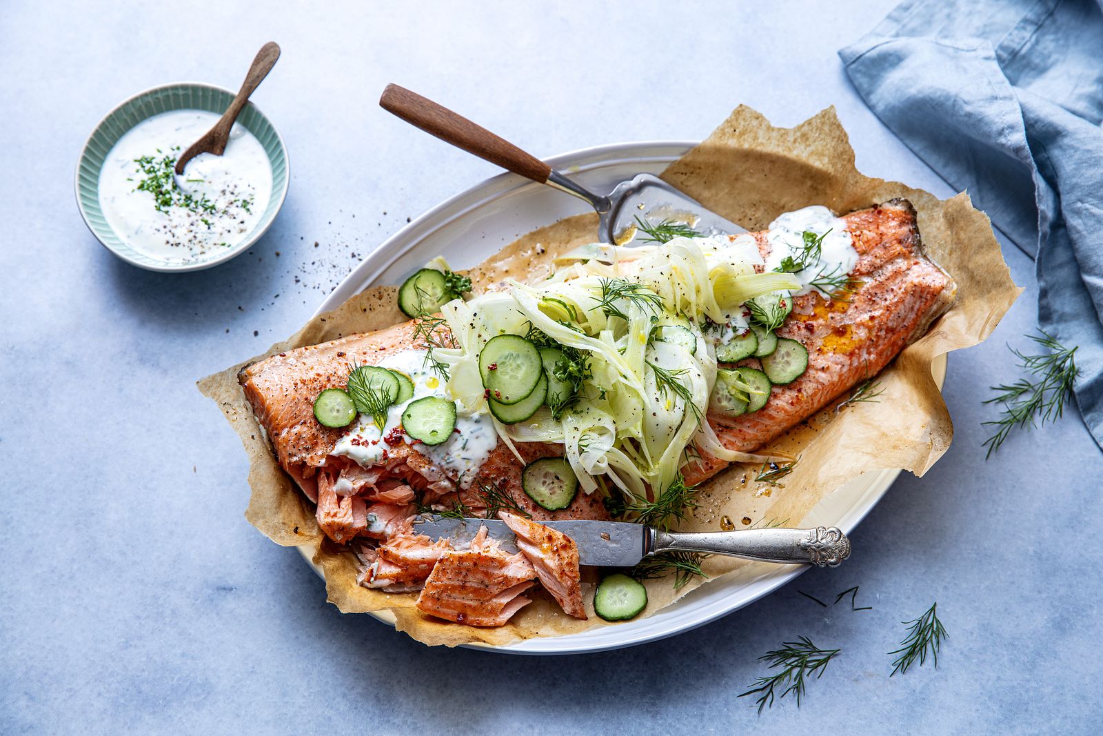 Ovnsbakt ørret med fennikel- og agurksalat