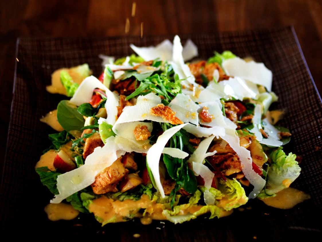 Kyllingsalat med chiliaïoli og sprøstek skinn