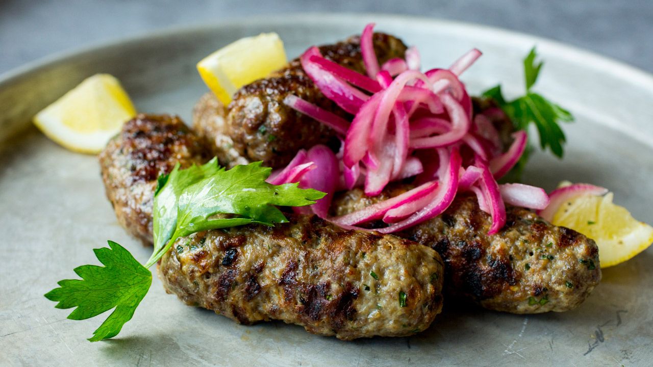 Grillede greske kjøttboller med marinert rødløk