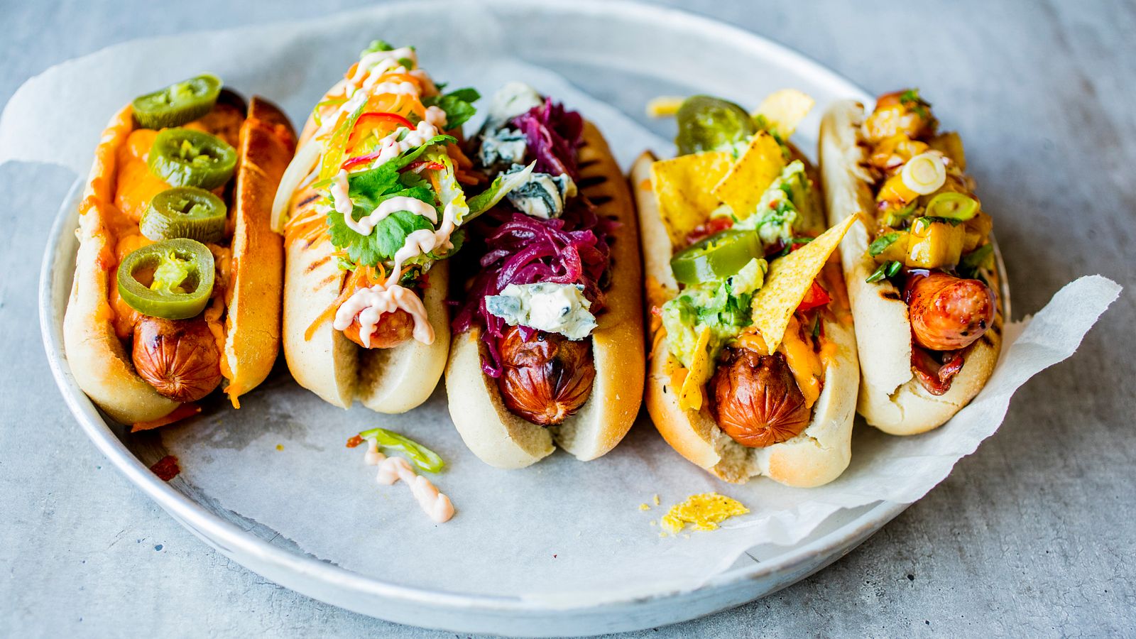 Pølse med karamellisert rødløk og blåmuggost