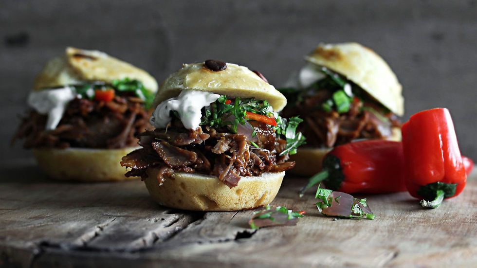 Langtidsstekt lam med myntesalat og tzatziki