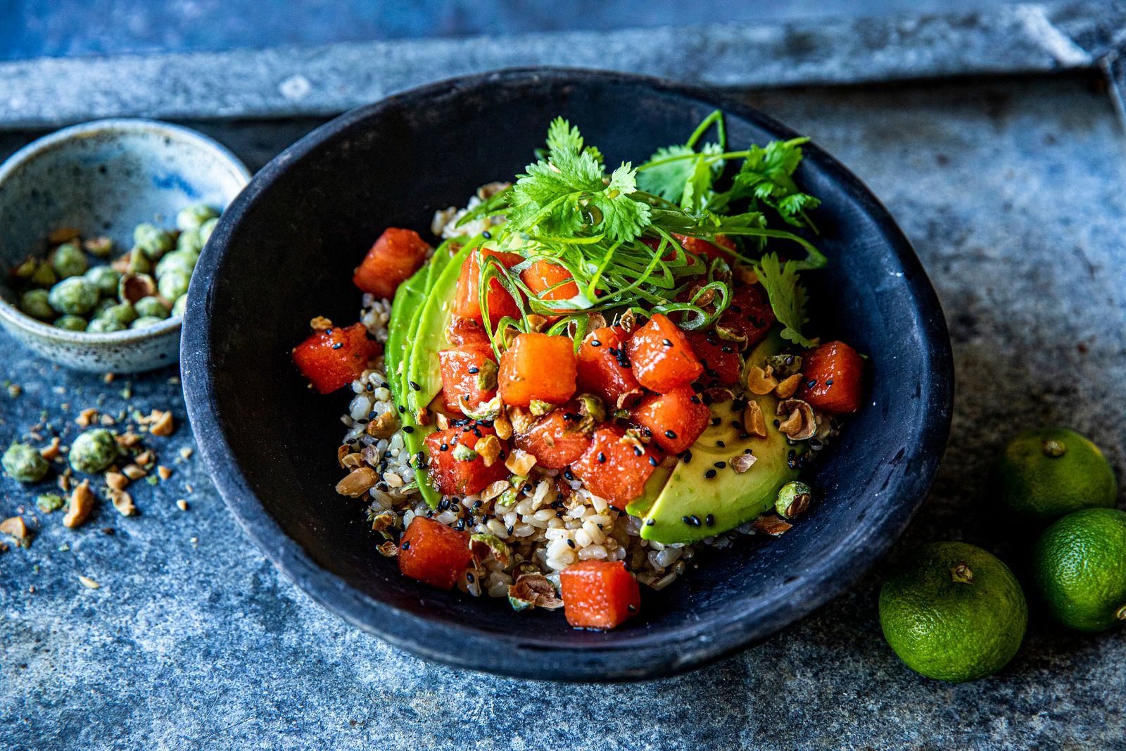 Vegetar-bowl med fullkornris, avokado og marinert vannmelon | Oppskrift
