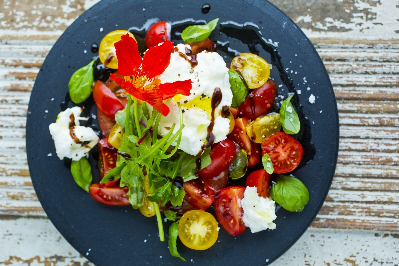 Tomatsalat med mozzarella – Enkel og god | Oppskrift