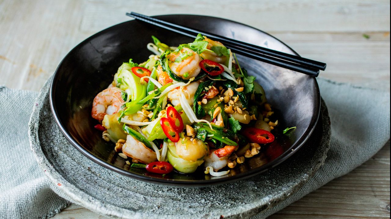Wok med reker, chili, ingefær og peanøtter | Oppskrift
