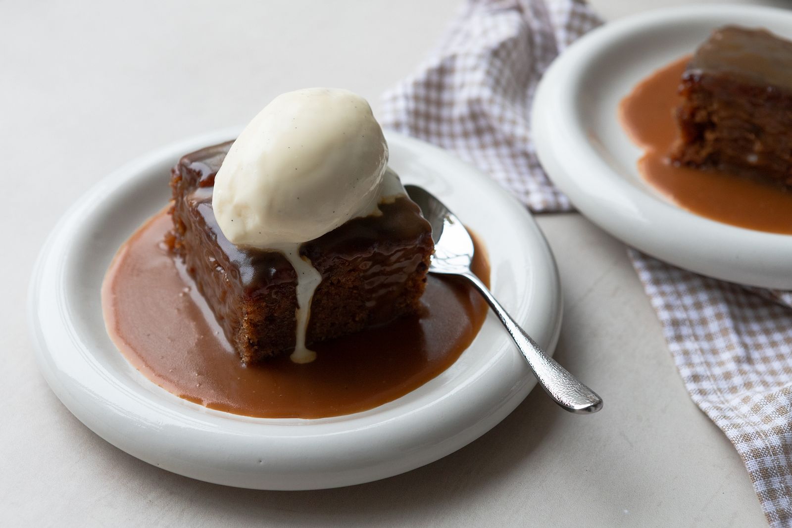 Sticky toffee pudding – Deilig dessert med smak av karamell | Oppskrift