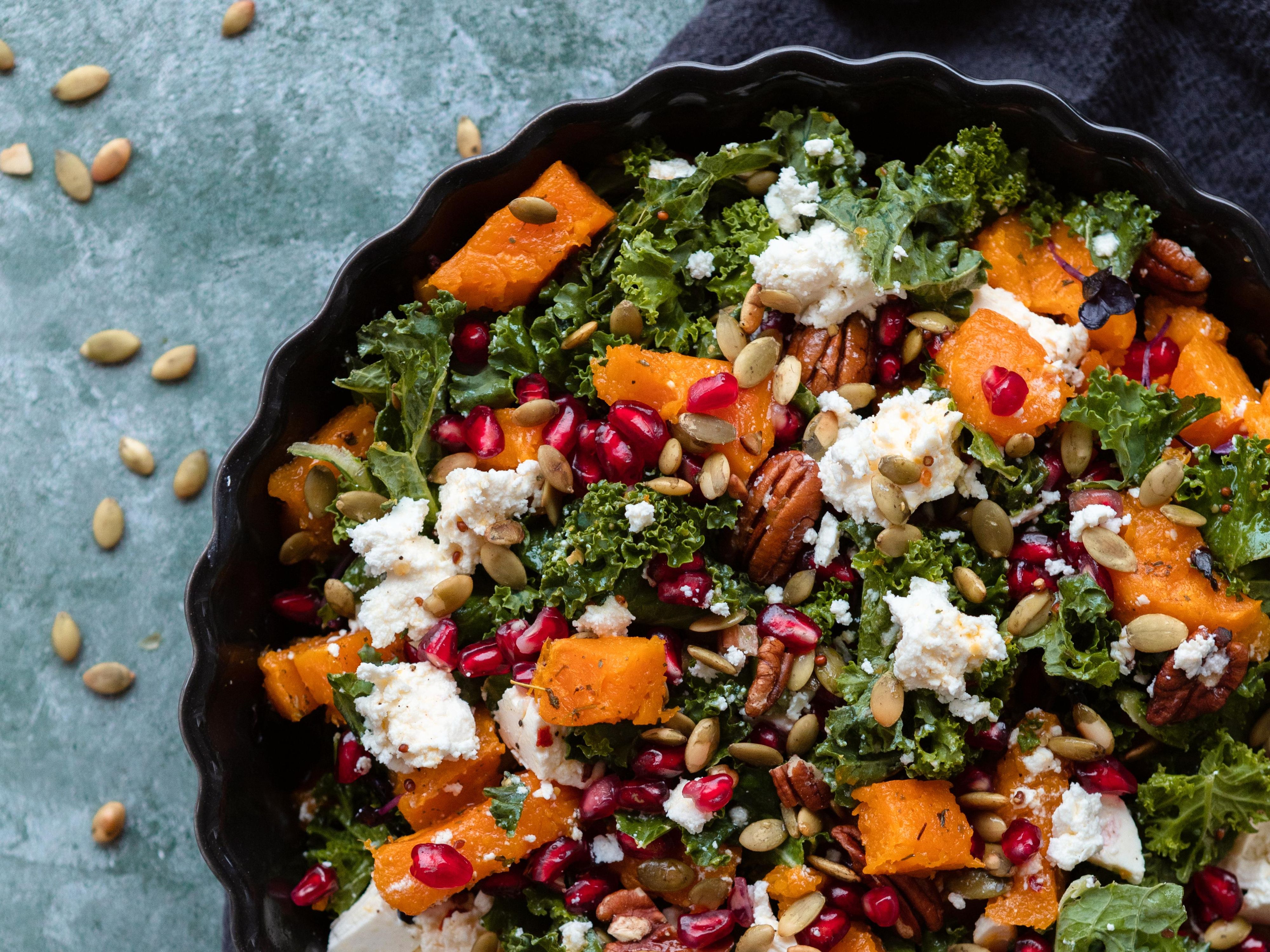 Salt med bakt gresskar, grønnkål. pinjekjerner, fetaost og granateple