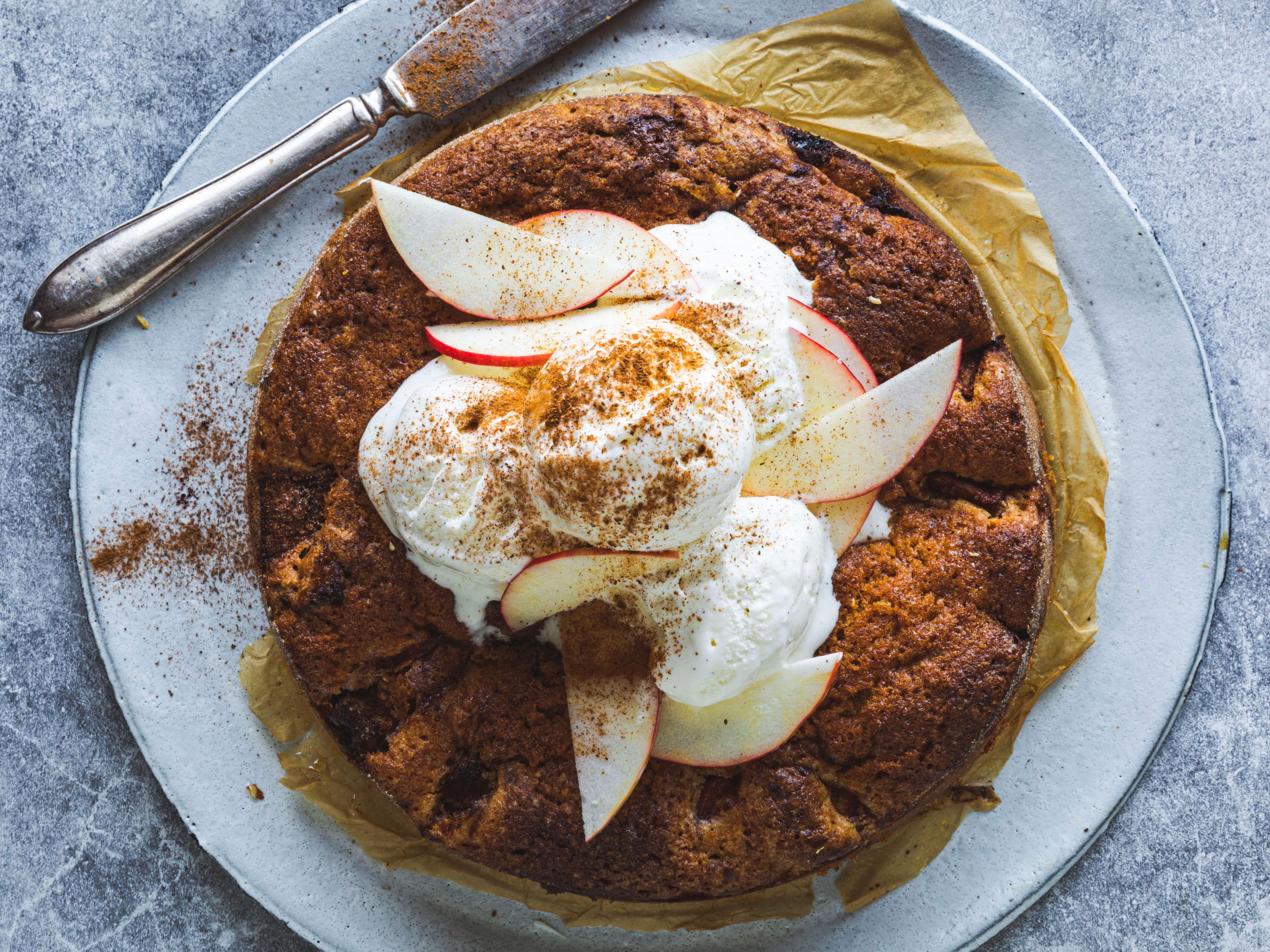 Lun eplekake med epler, sukker og kanel