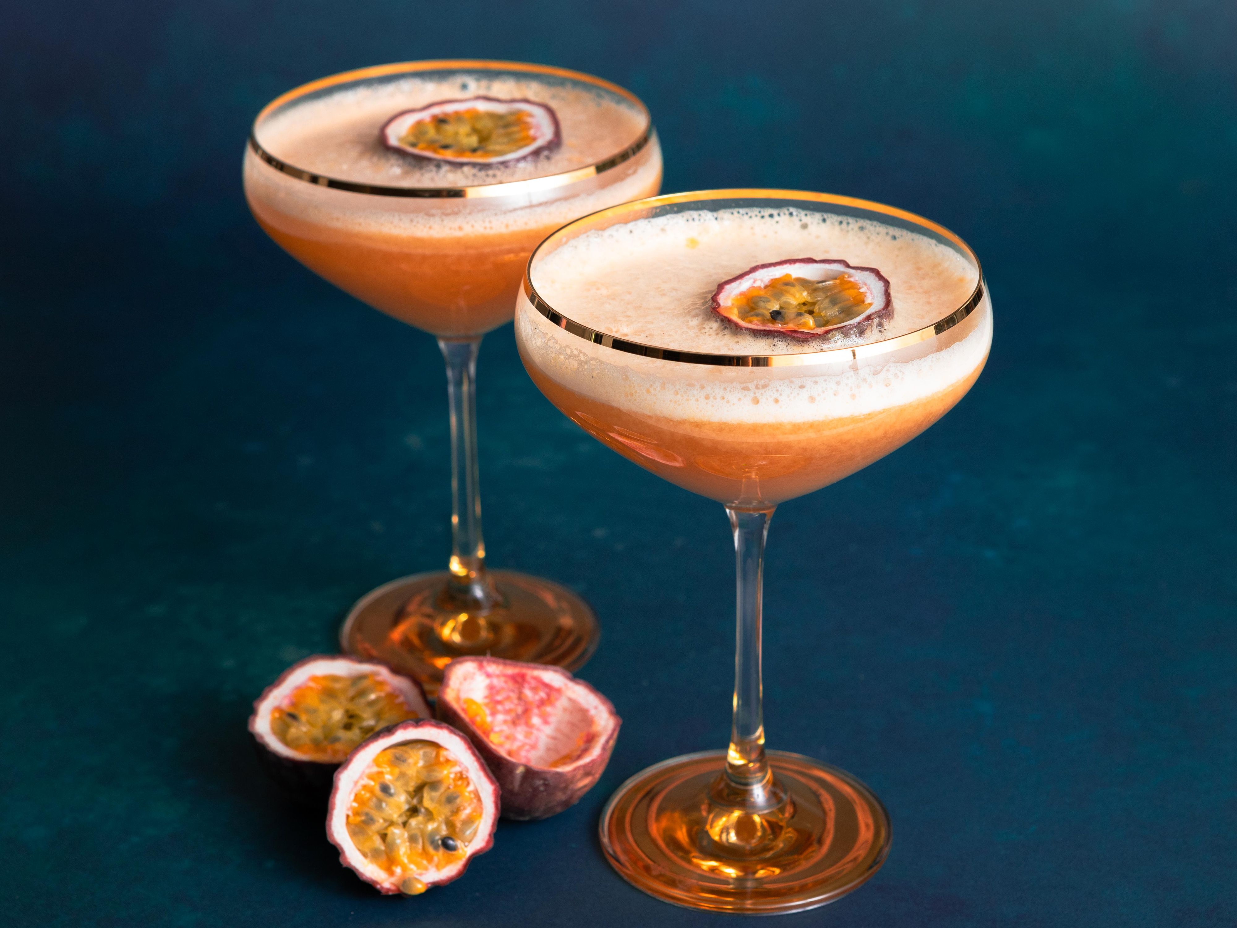 Pornstar Martini i to cocktailglass med pasjonsfrukt