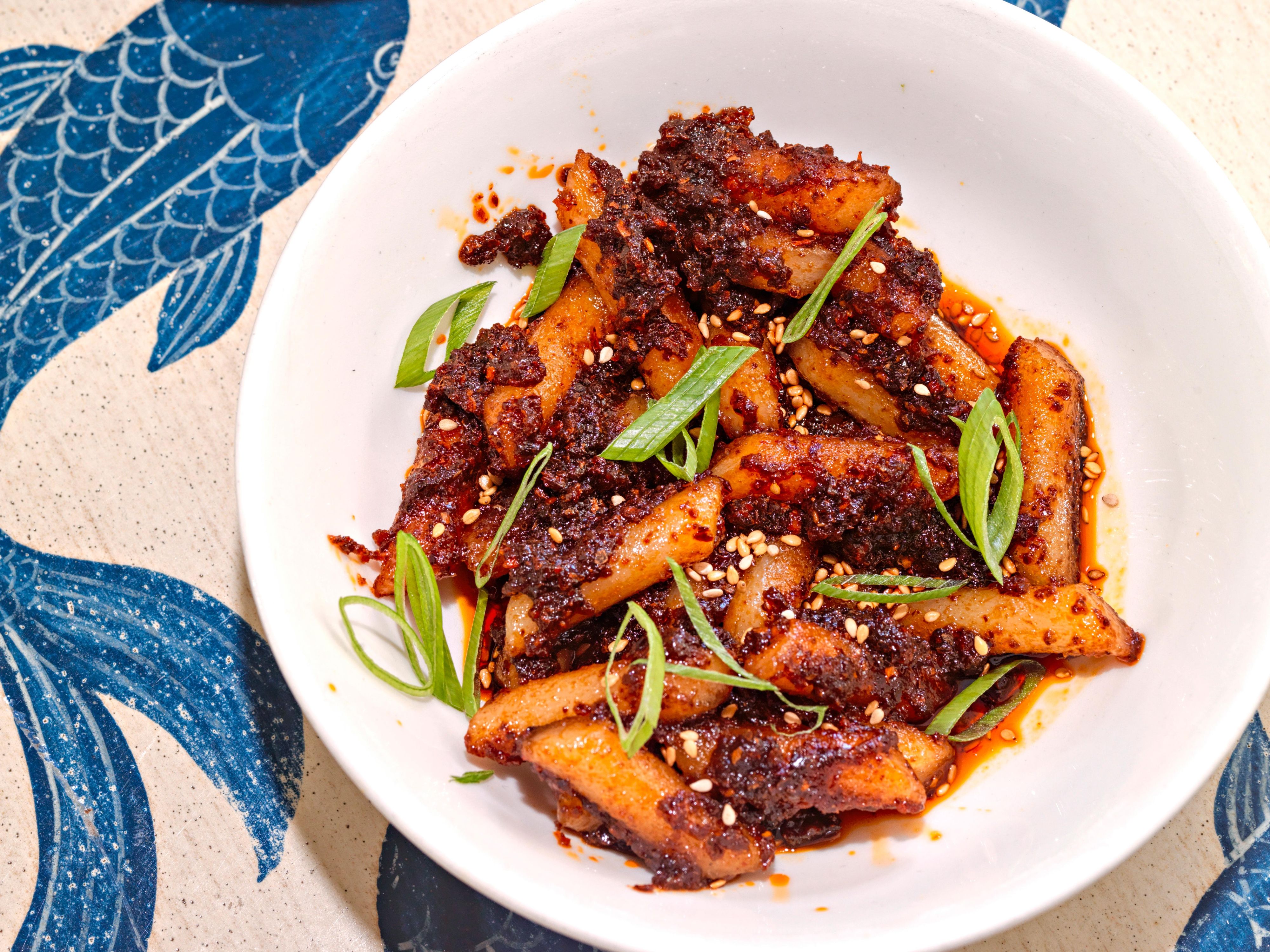 Tteokbokki, eller koreanske chili-riskaker, i hvit dyp skål.