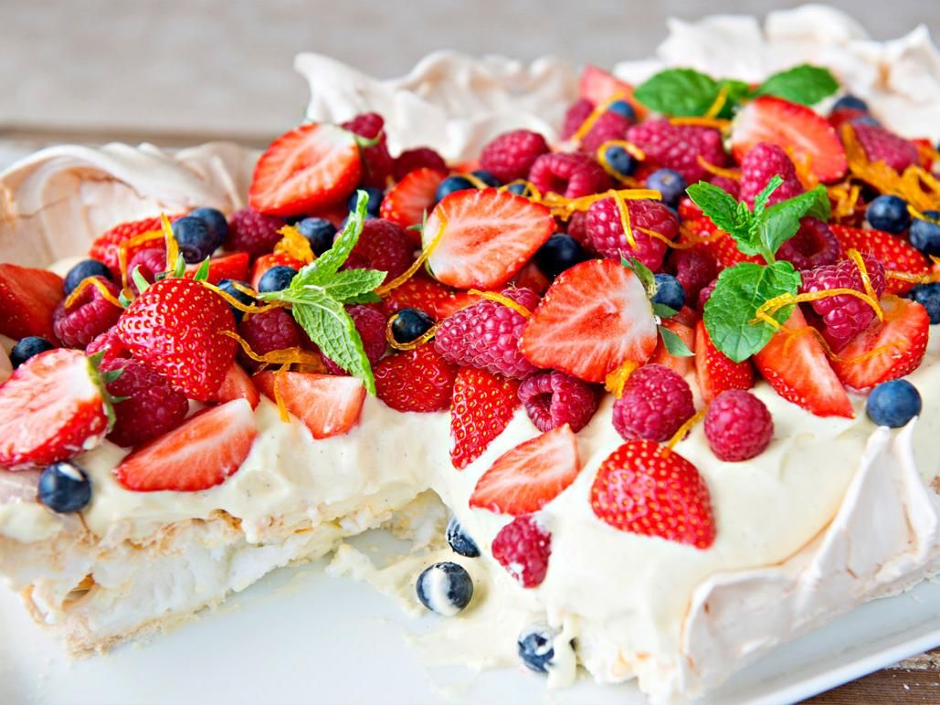 Pavlova i langpanne med vaniljekrem og bær