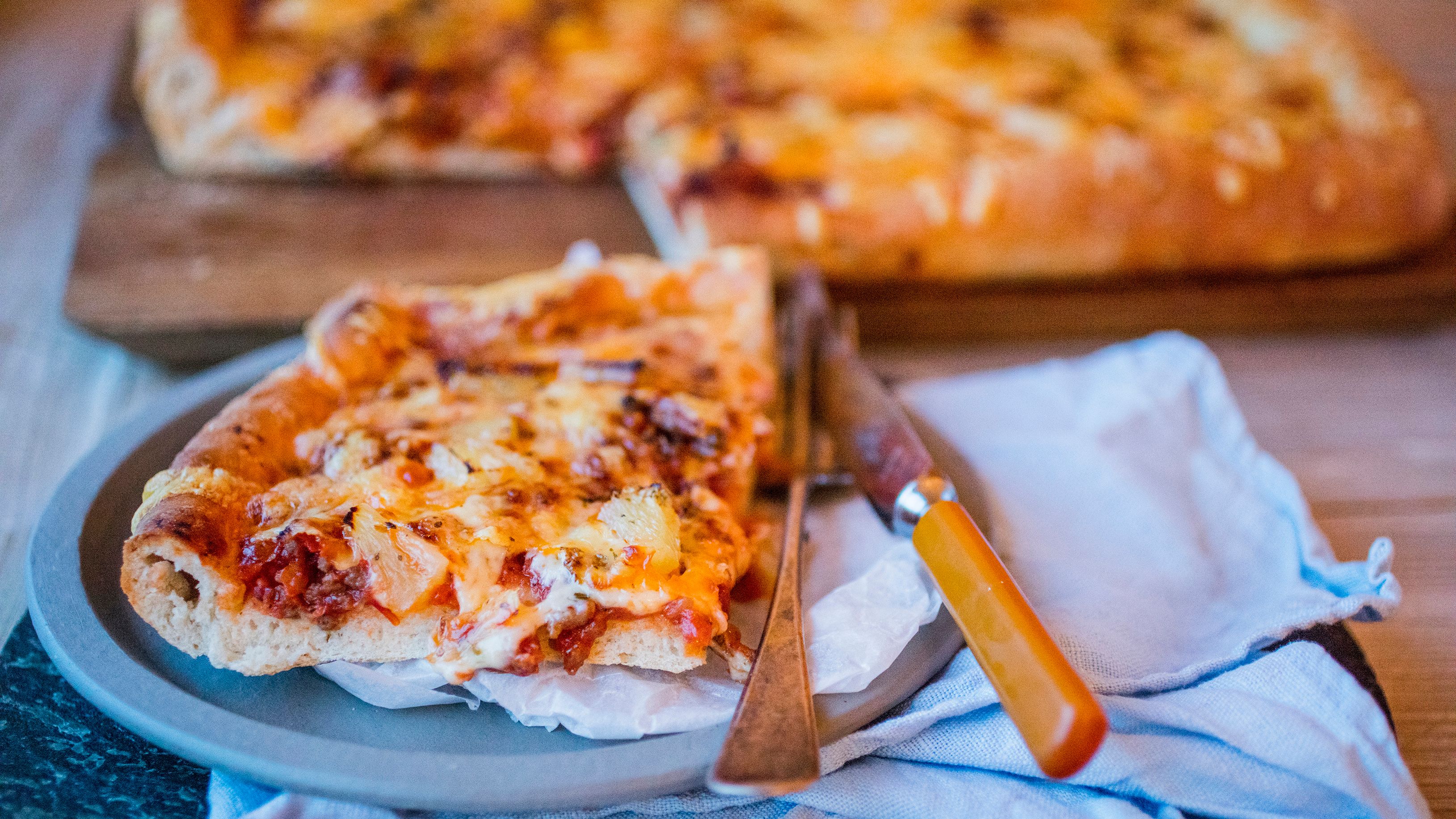 Langpannepizza med kjøttdeig og løk