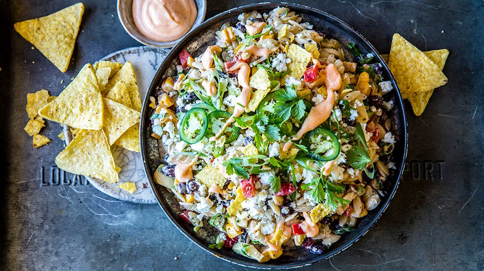 Tacosalat med pasta på en mørk bakgrunn