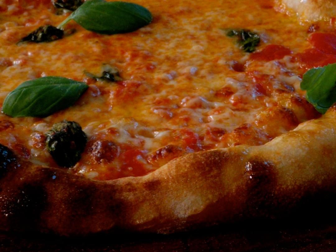 Pizza Margherita med tomatsaus og mozzarella