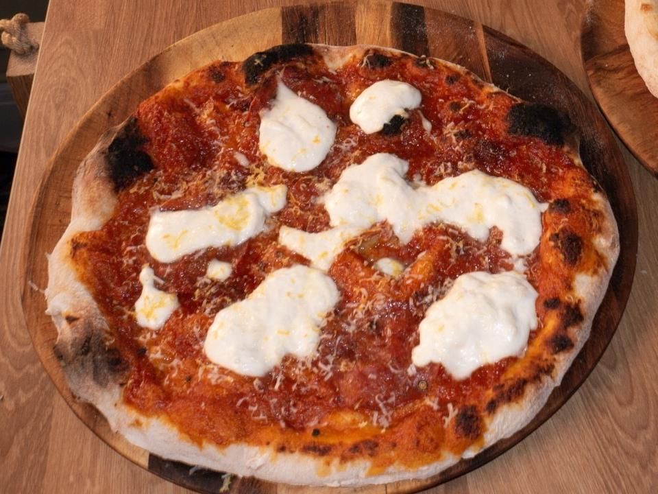 vodka pizzapizza carbonara og pizza margherita på trefat