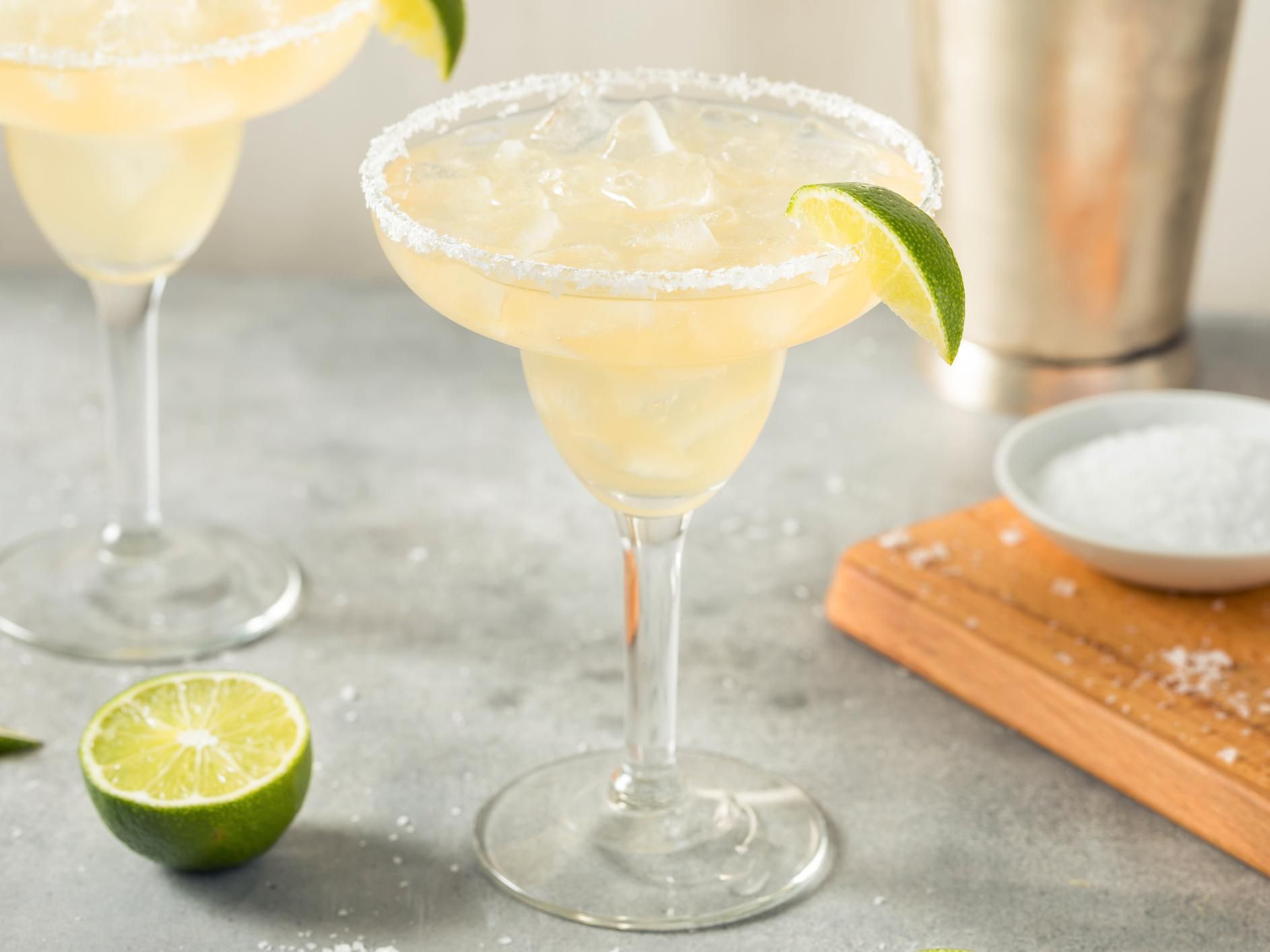 Margarita i gjennomsiktig cocktailglass med salt og lime