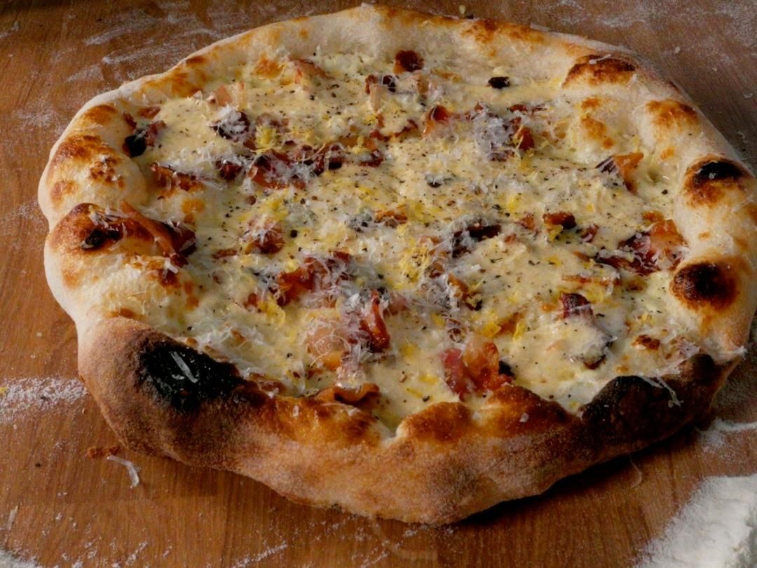 Pizza carbonara på trefjøl