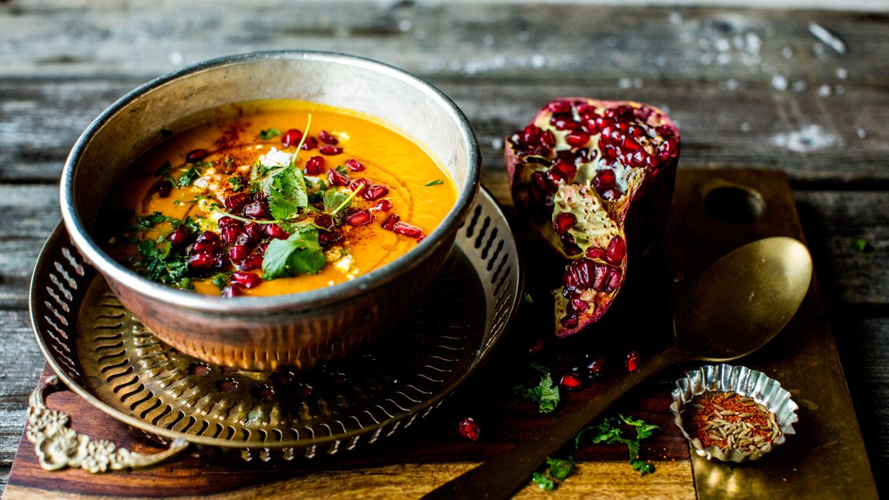 Gulrotsuppe i messingfarget suppeskål