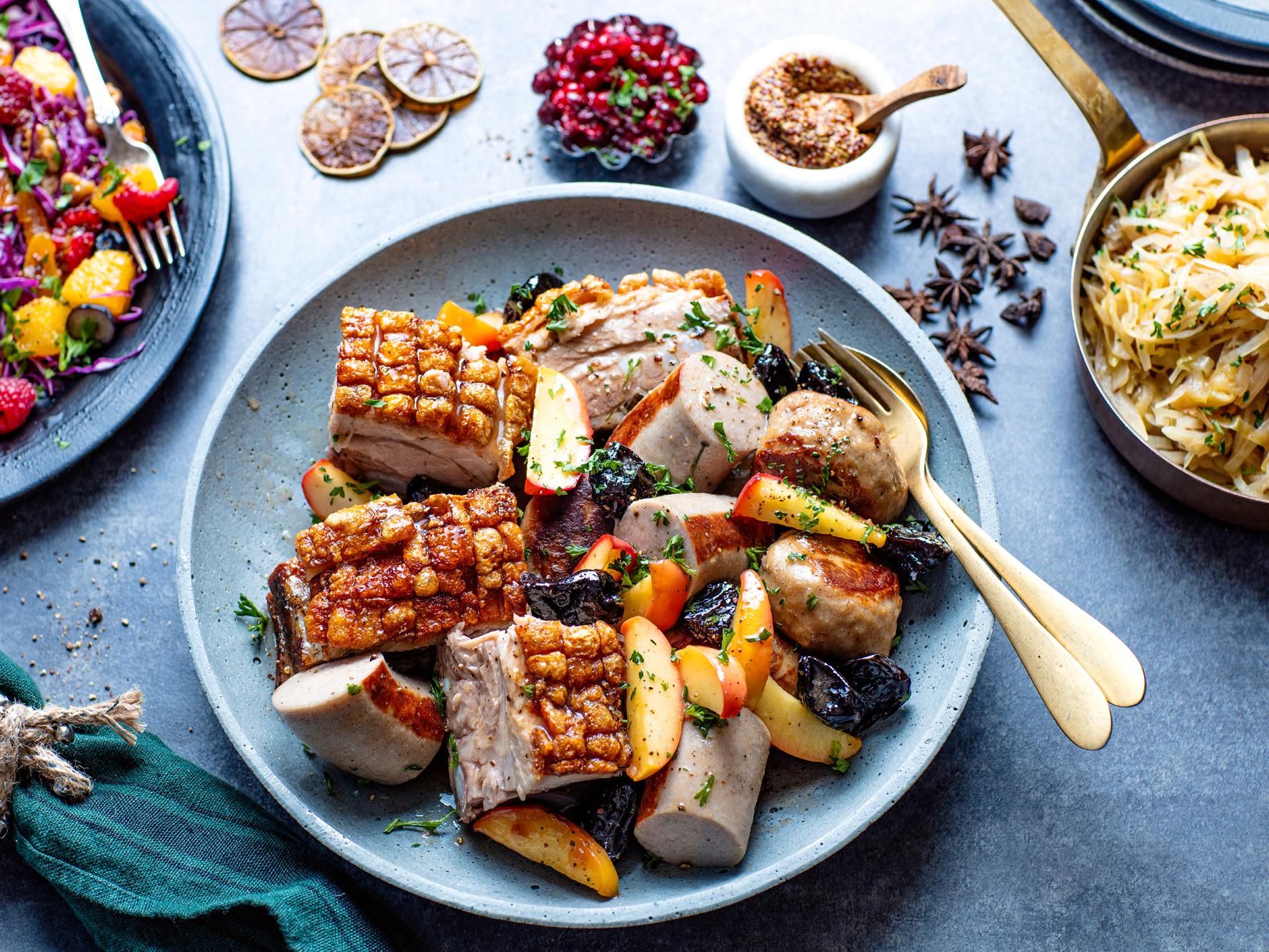 Klassisk juleribbe servert med medisterkaker og julepølse