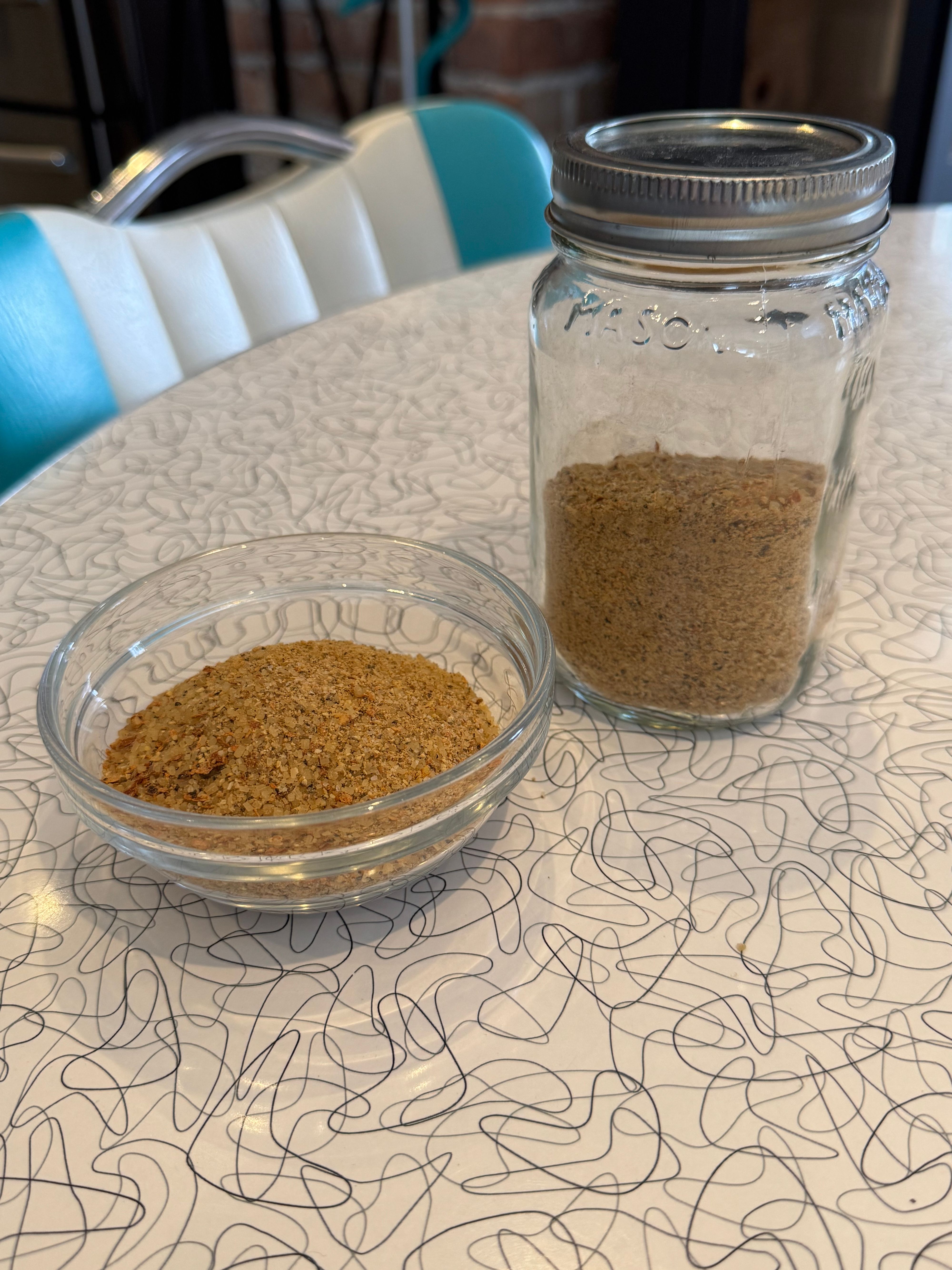 BBQ rub i liten skål og en liten gjennomsiktig krukke med lokk.
