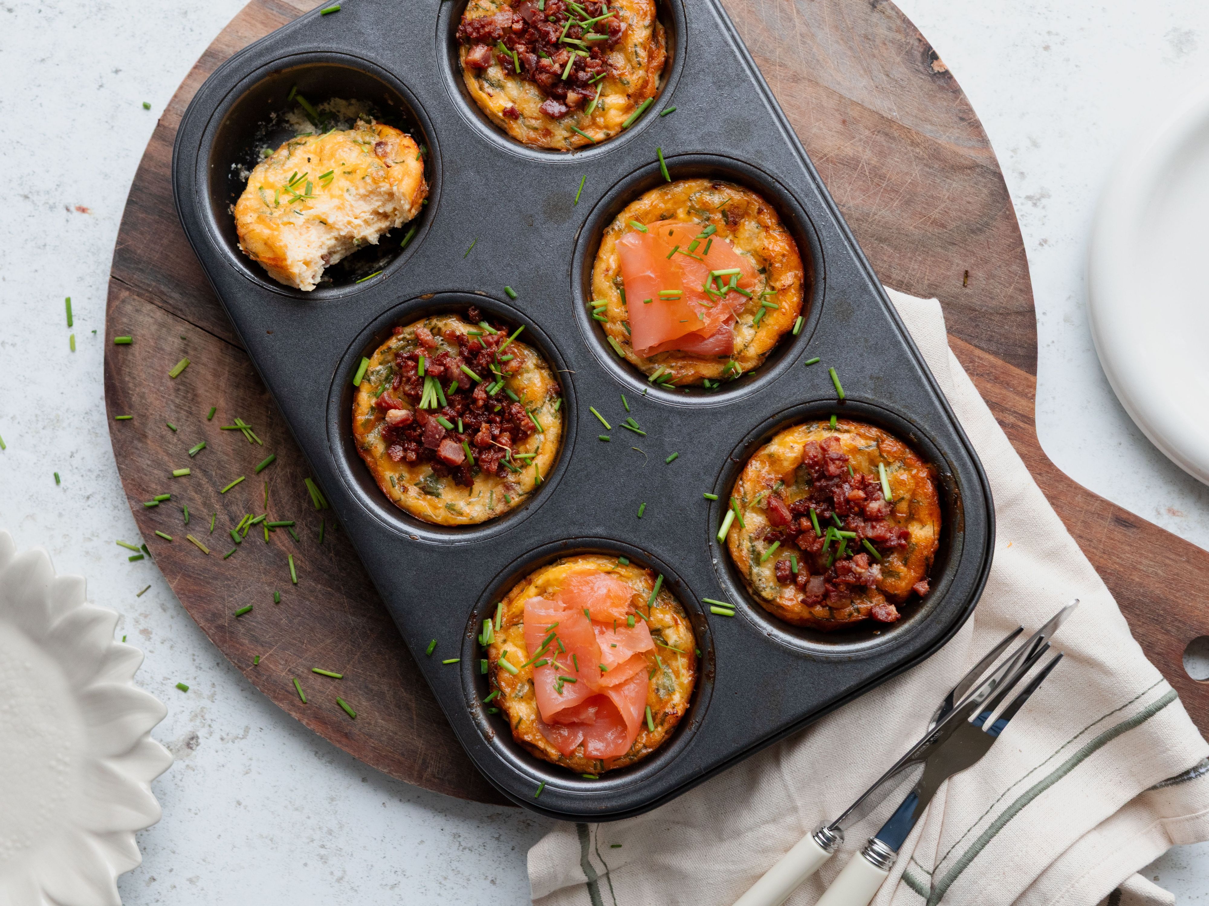 Cottage cheese bites i muffinsform med diverse toppinger.