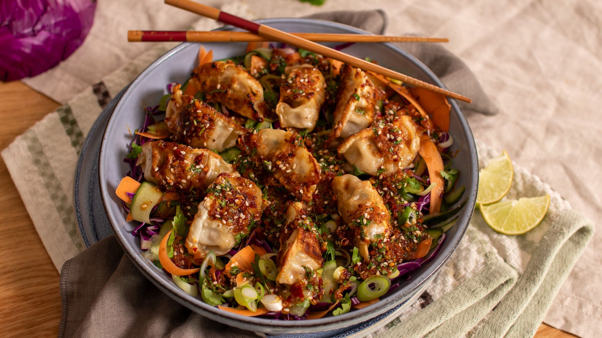 Dumplingsalat – Det beste av to verdener | Oppskrift