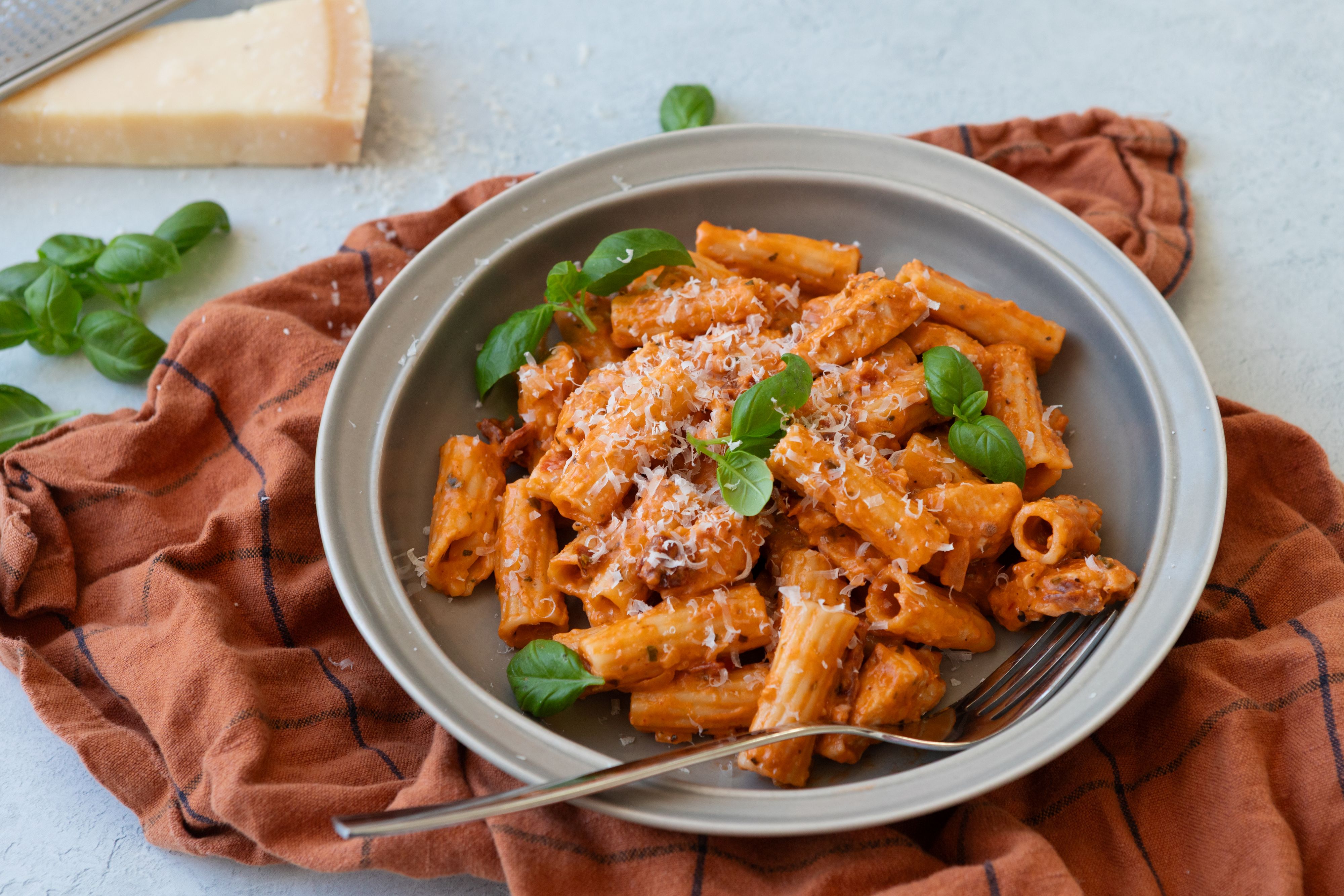 Marry me chicken pasta i rund, grå skål