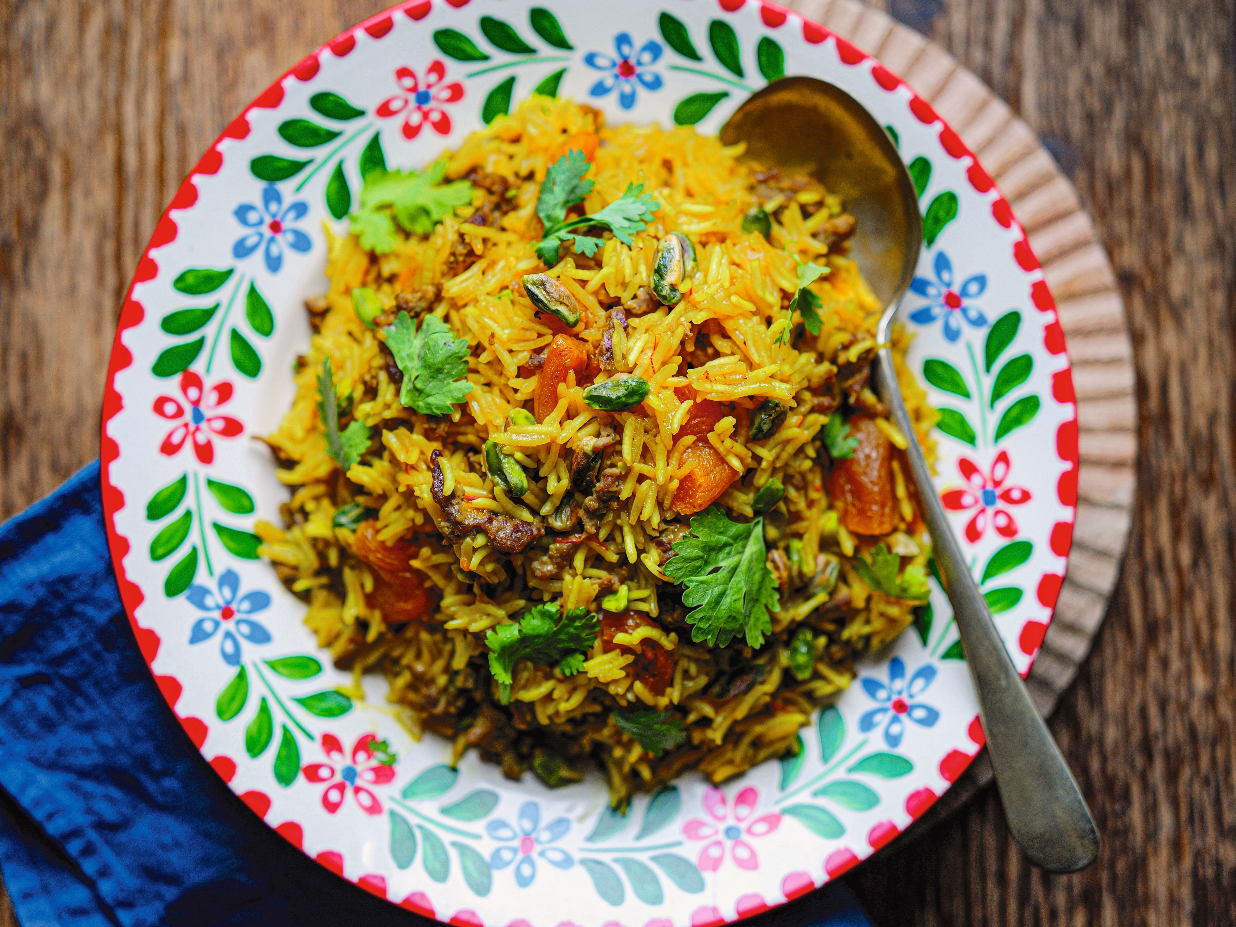 Pilaff i mønstret skål sett ovenfra.