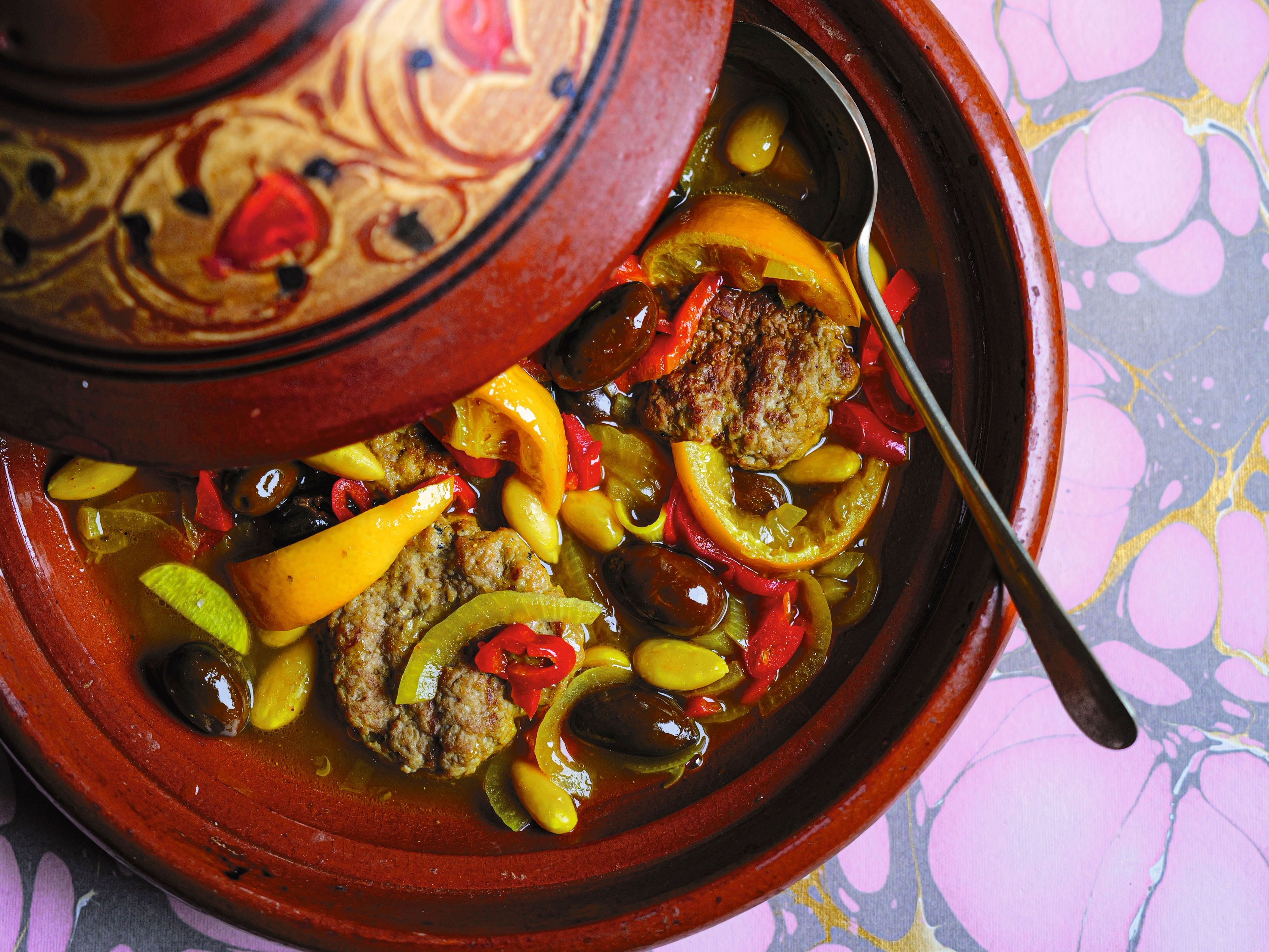 Tagine med kjøttkaker og grønnsaker sett ovenfra.