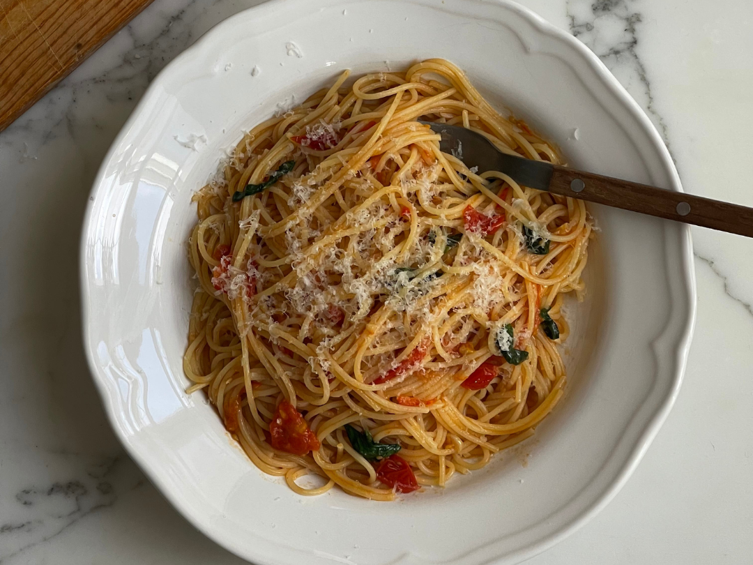 pasta arrabiata i hvit skål