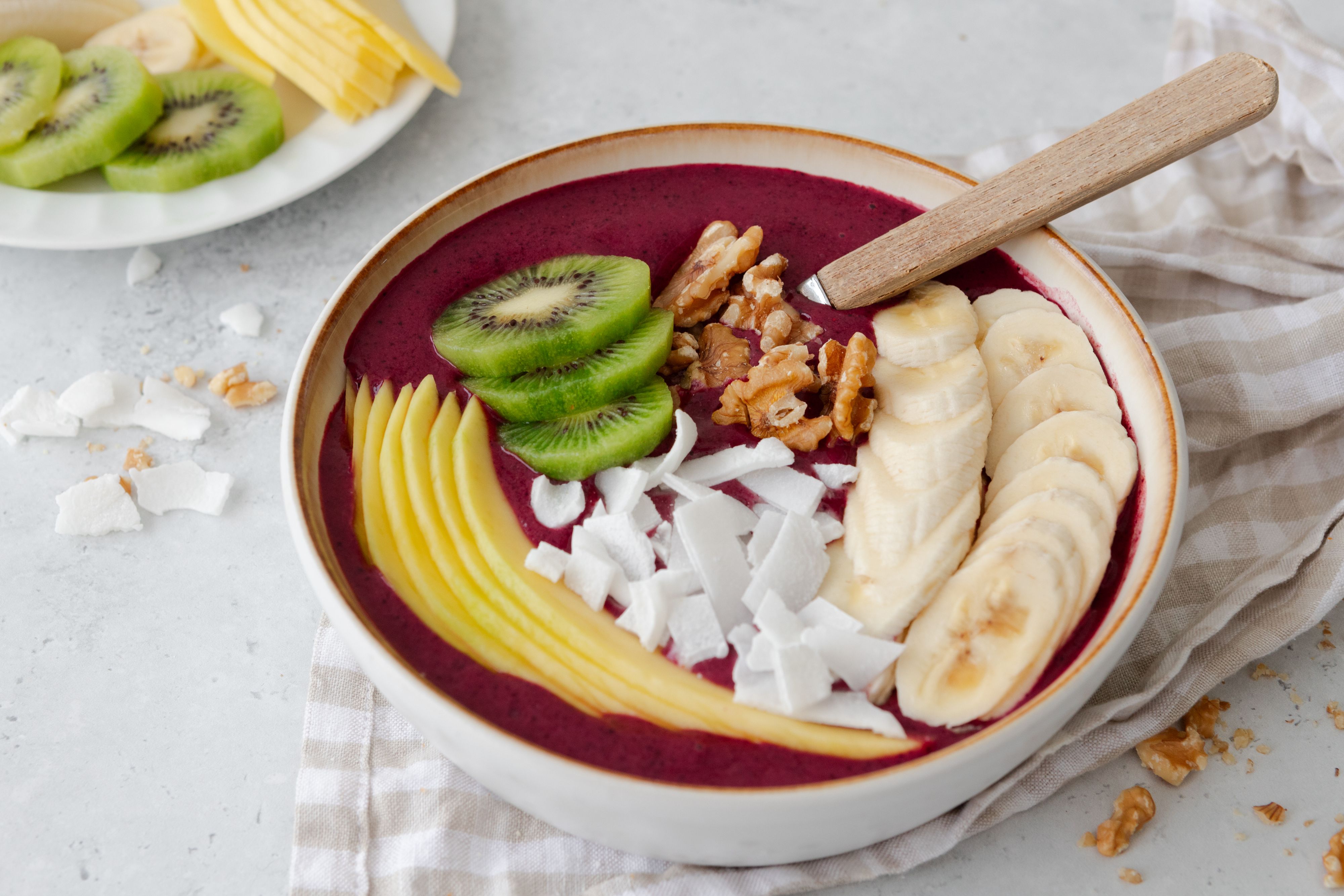 acai bowl med frukt i hvit bolle