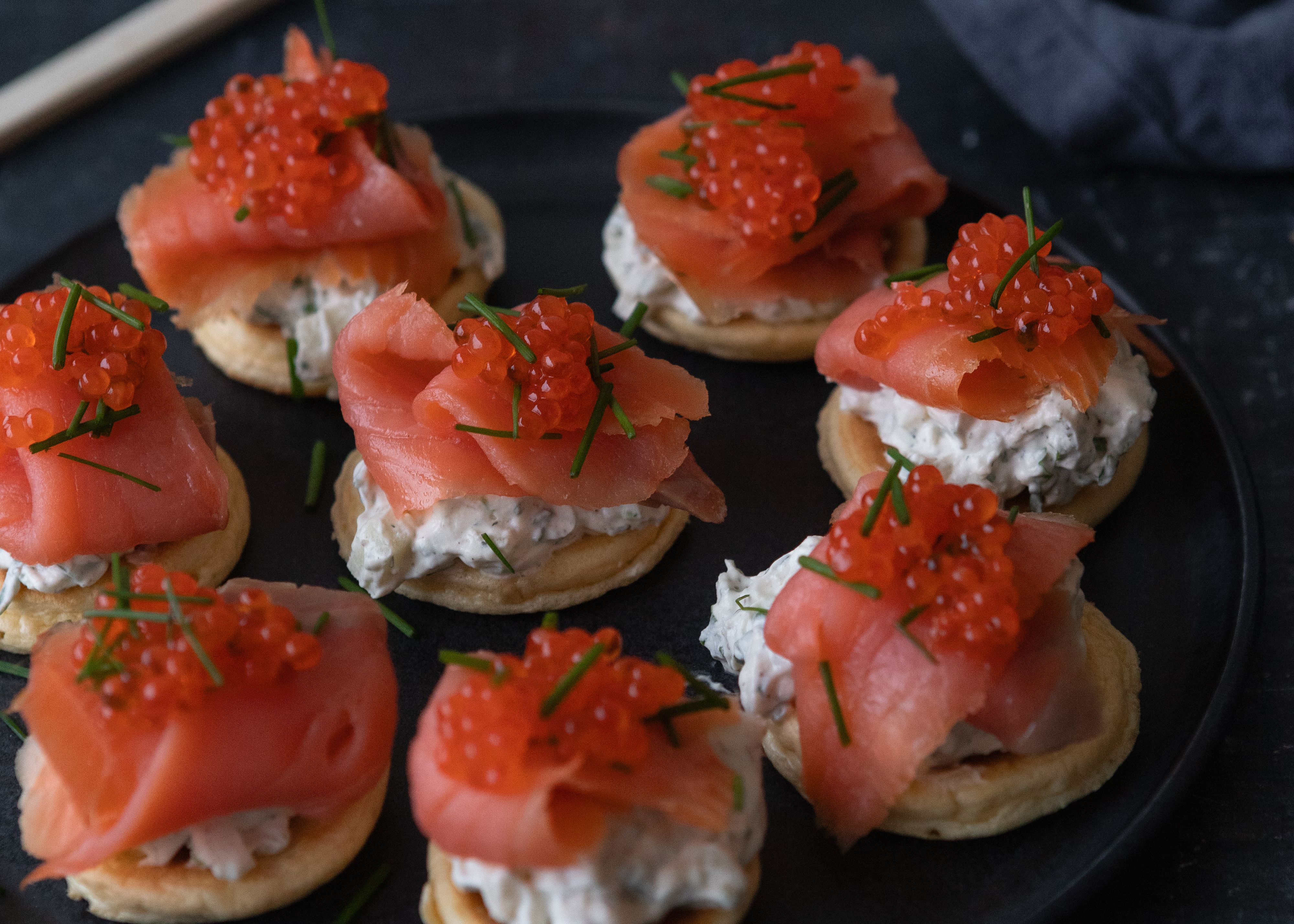 Blinis med røkelaks - Deilig forrett med røkelaks | Oppskrift