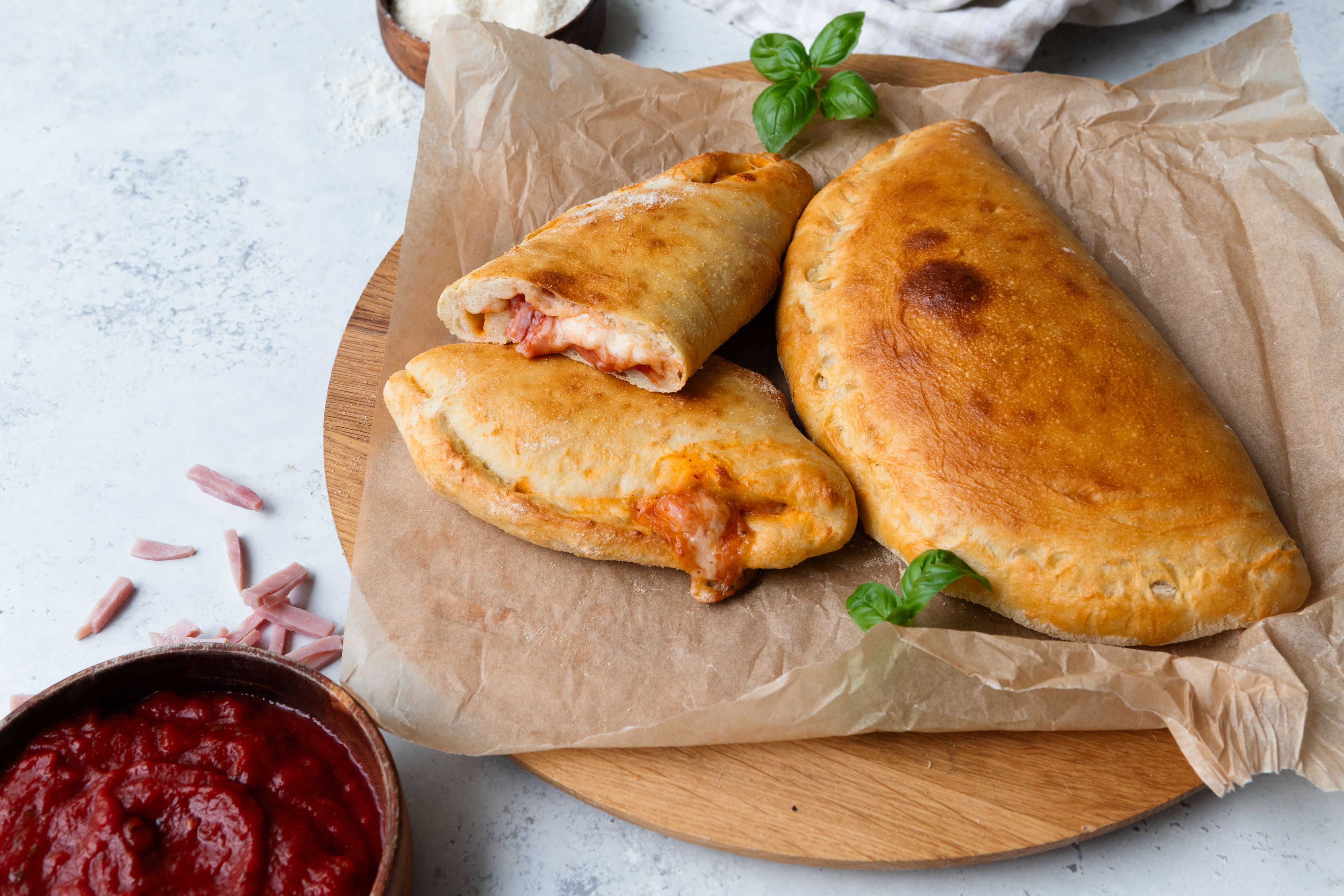 Calzone på trefjøl.