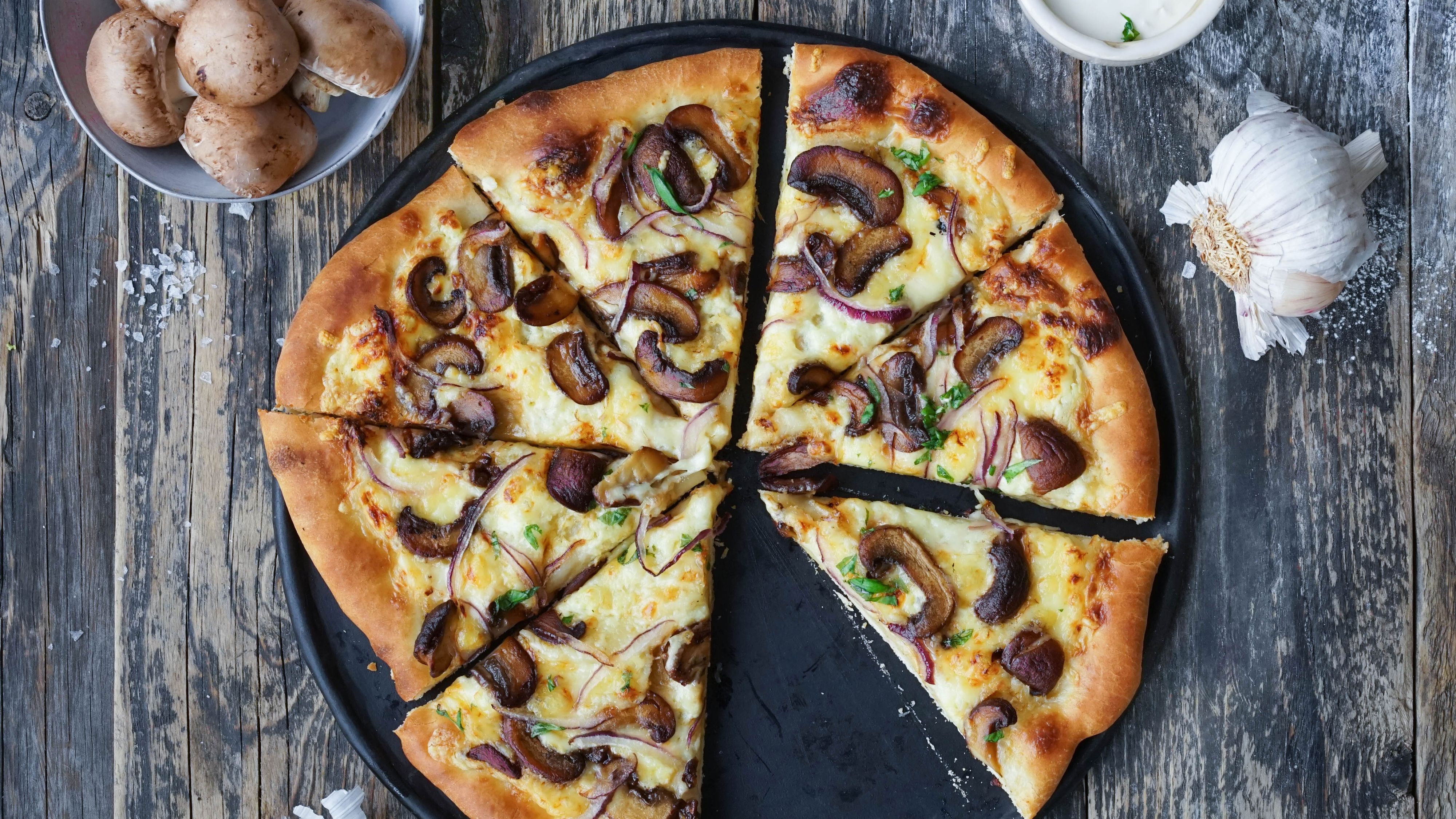 Hvit pizza med smørstekt sopp og rødløk