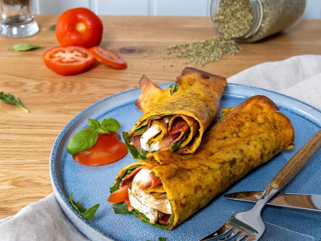 To ruller med cottage cheese wrap på en blå tallerken