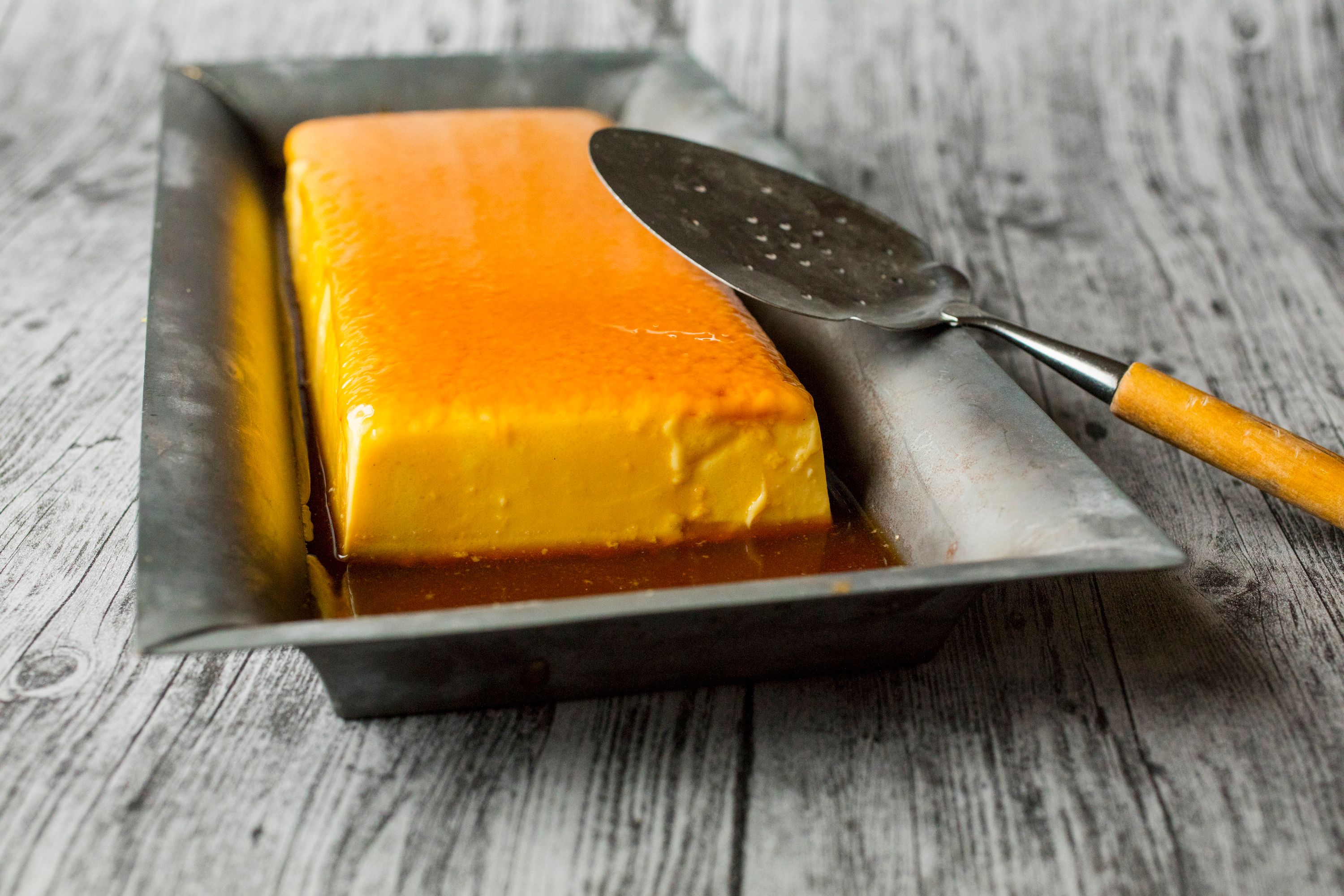 Dra en kniv forsiktig langs med kanten på puddingen for å løsne den. Vend puddingen ut på et passende fat, helst med en liten kant, så ikke sausen renner vekk. 