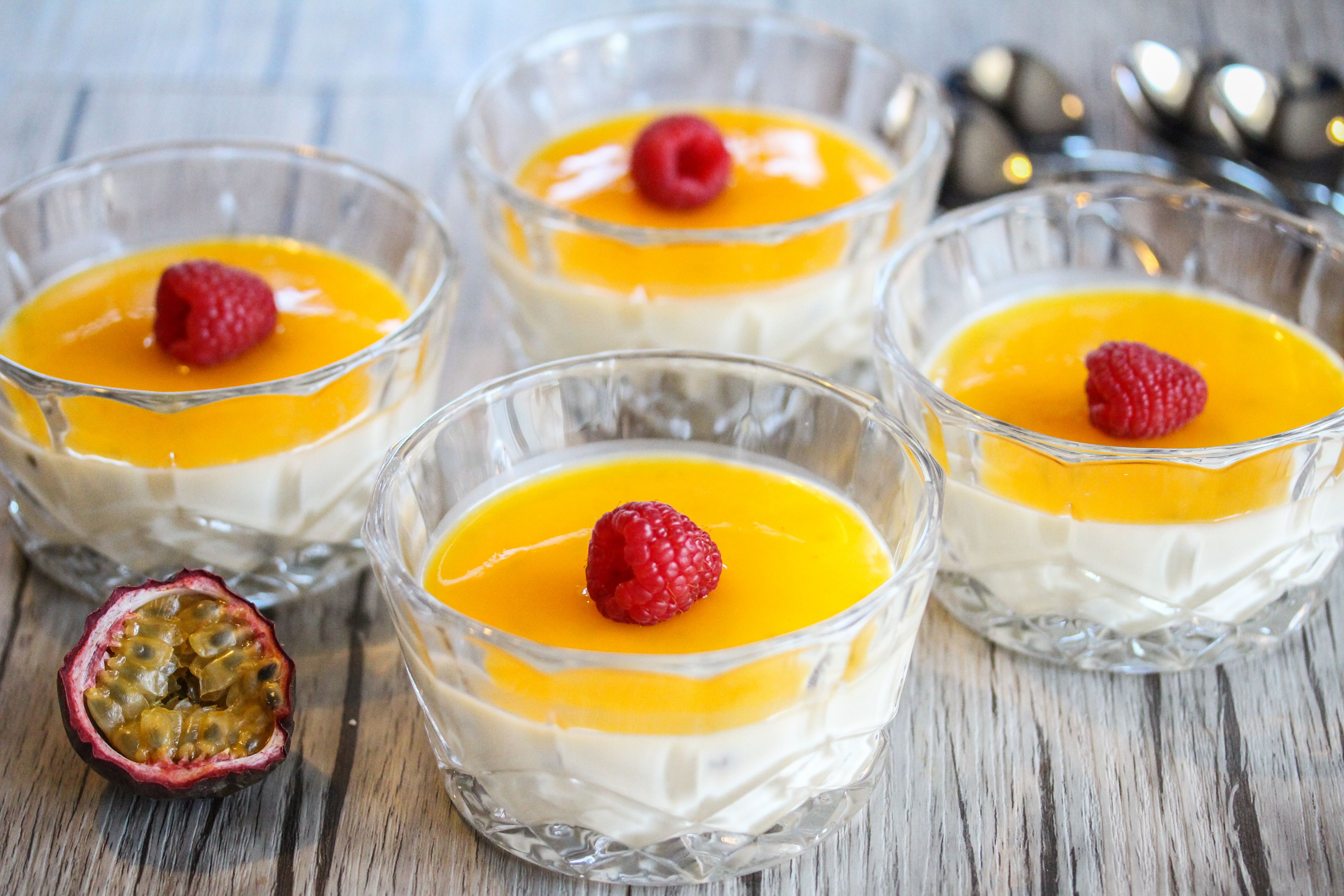 panna-cotta-med-pasjonsfrukt-oppskrift