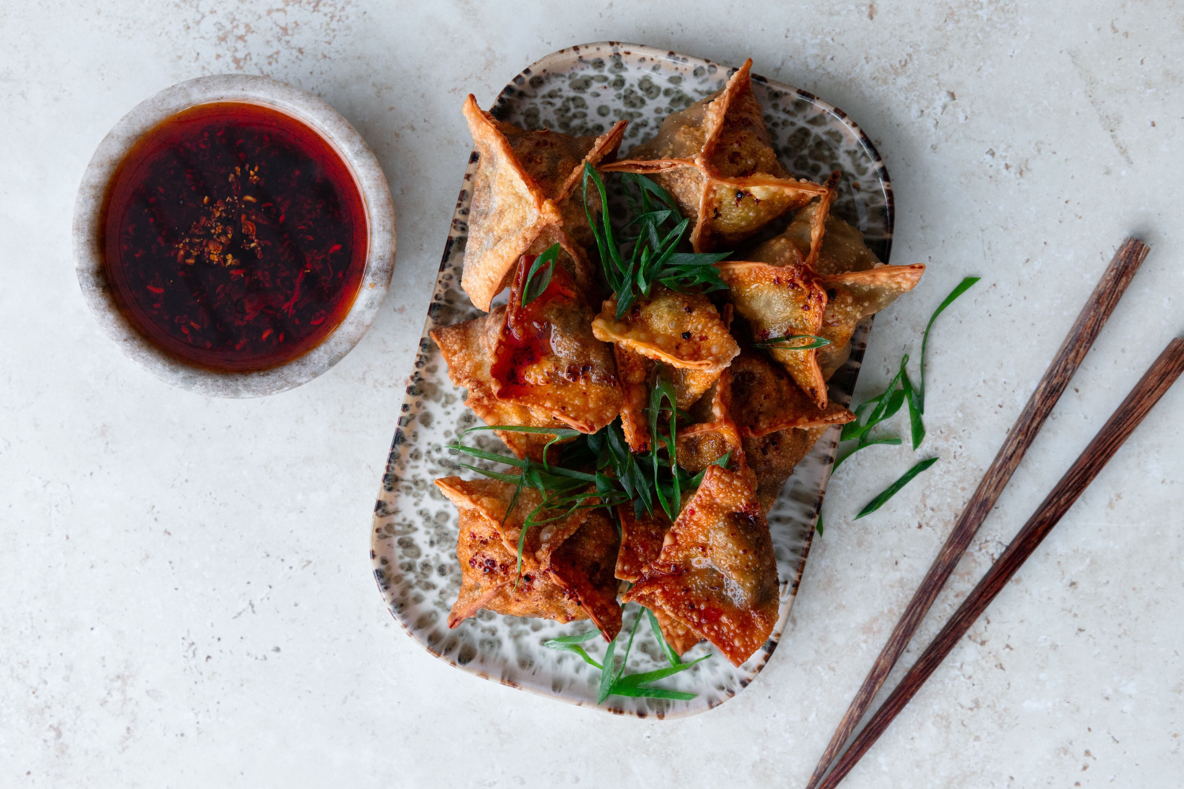 wontons på mønstret fat