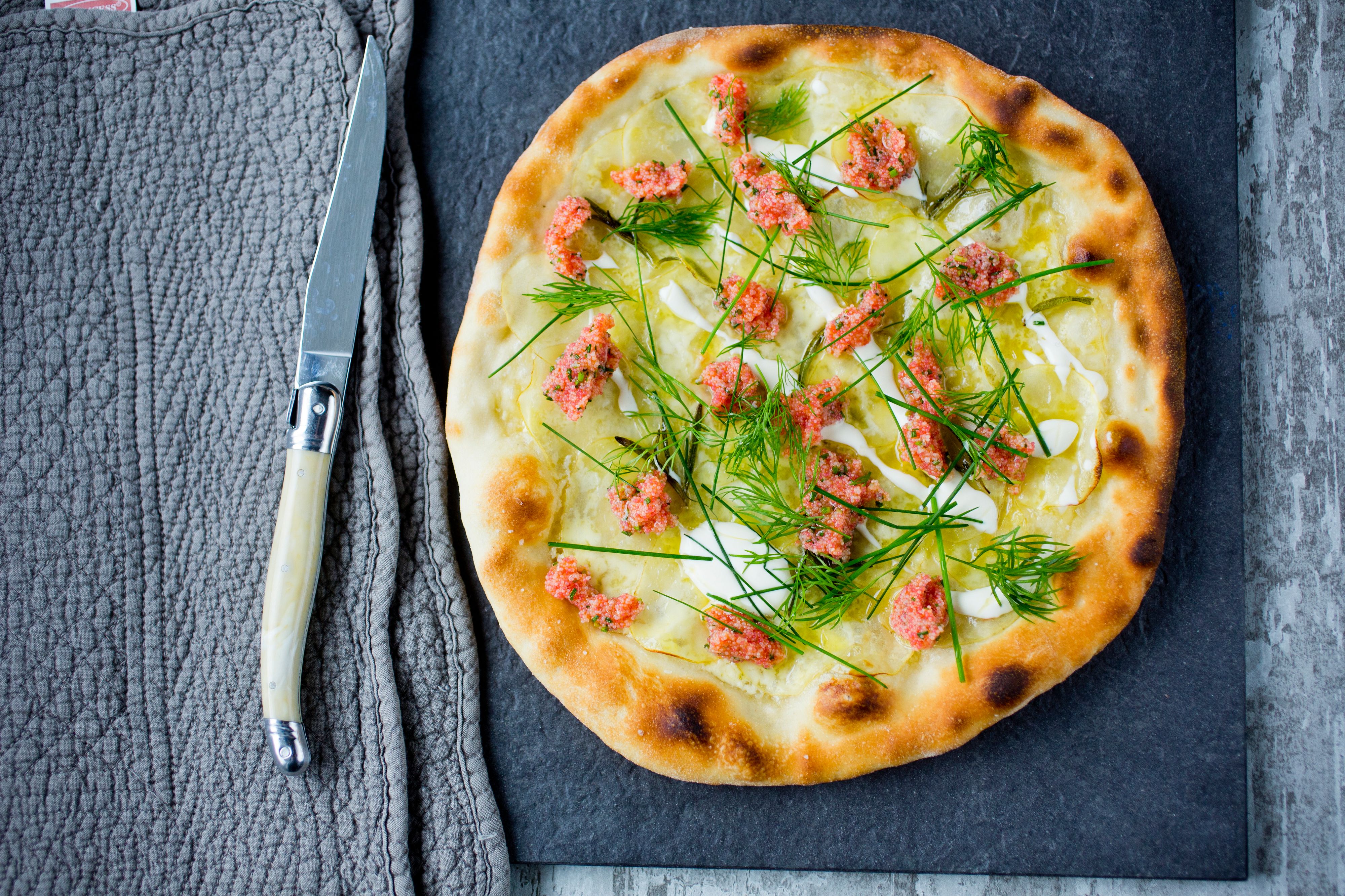 hvit-pizzasaus-digg-topping-til-pizza-oppskrift