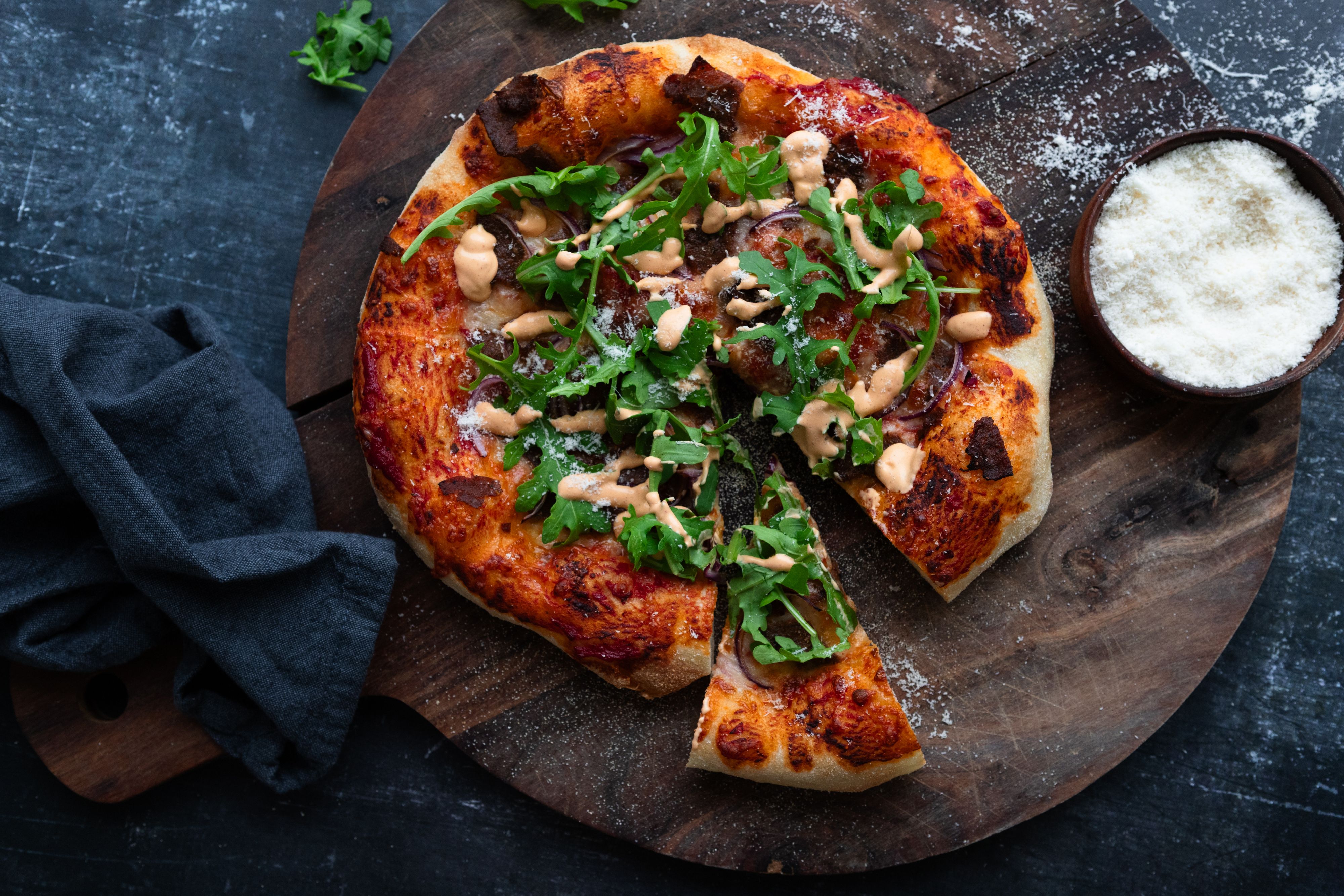 Kebabpizza på rundt trefat.