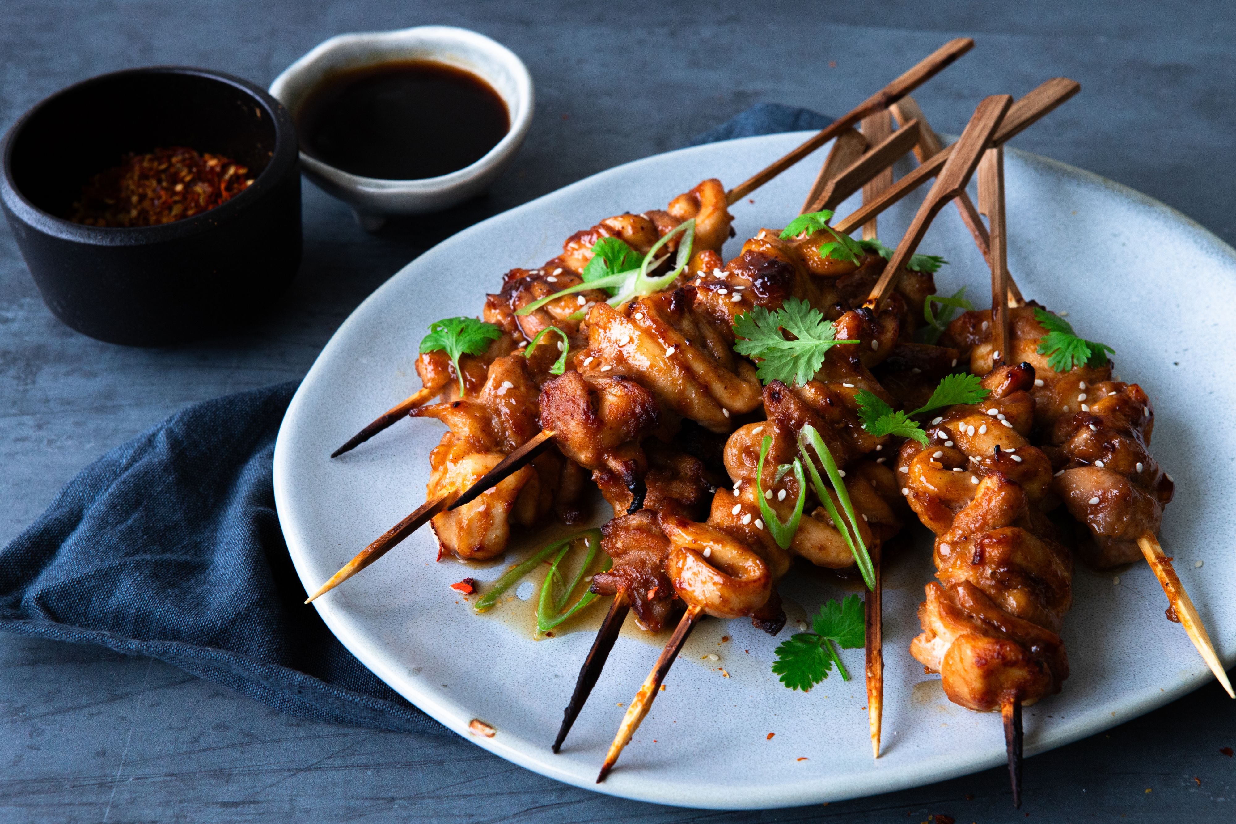 Kyllingspyd laget i airfryer, servert på hvit tallerken