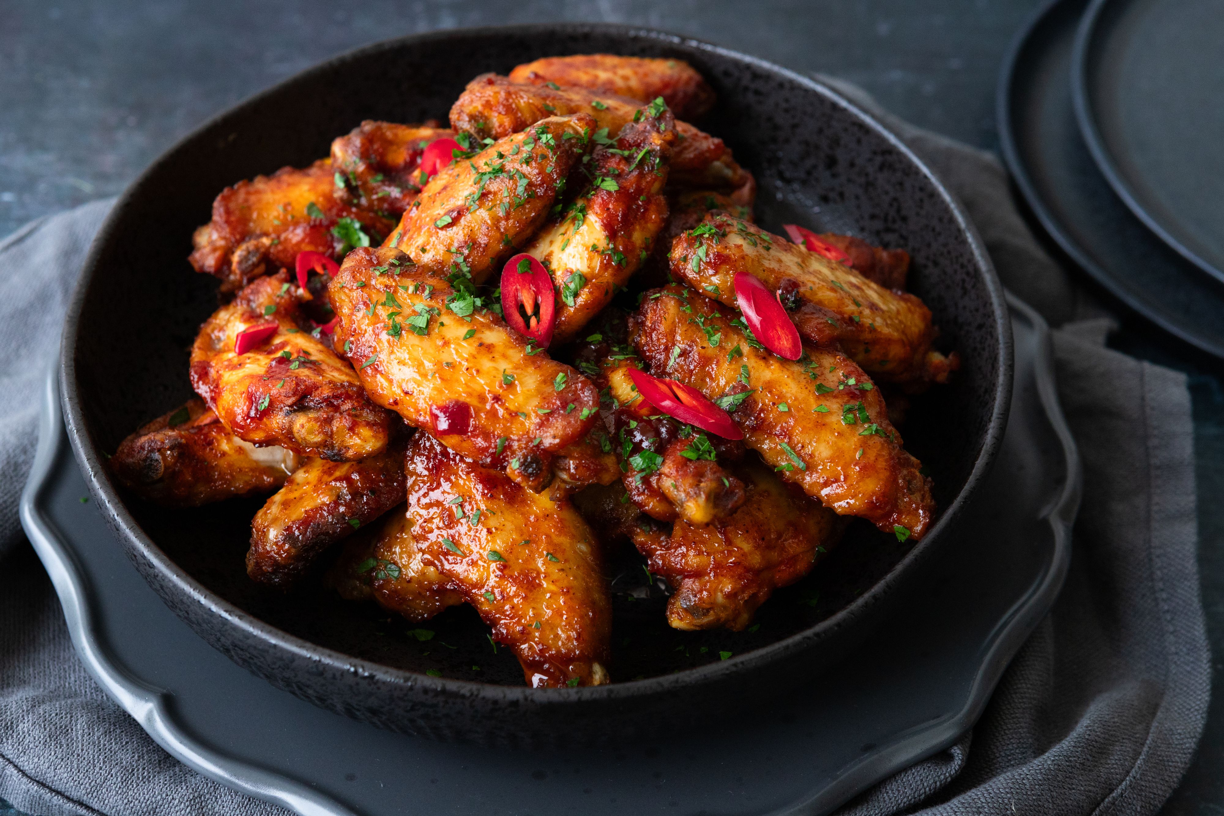 Kyllingvinger stekt i airfryer servert i svart skål