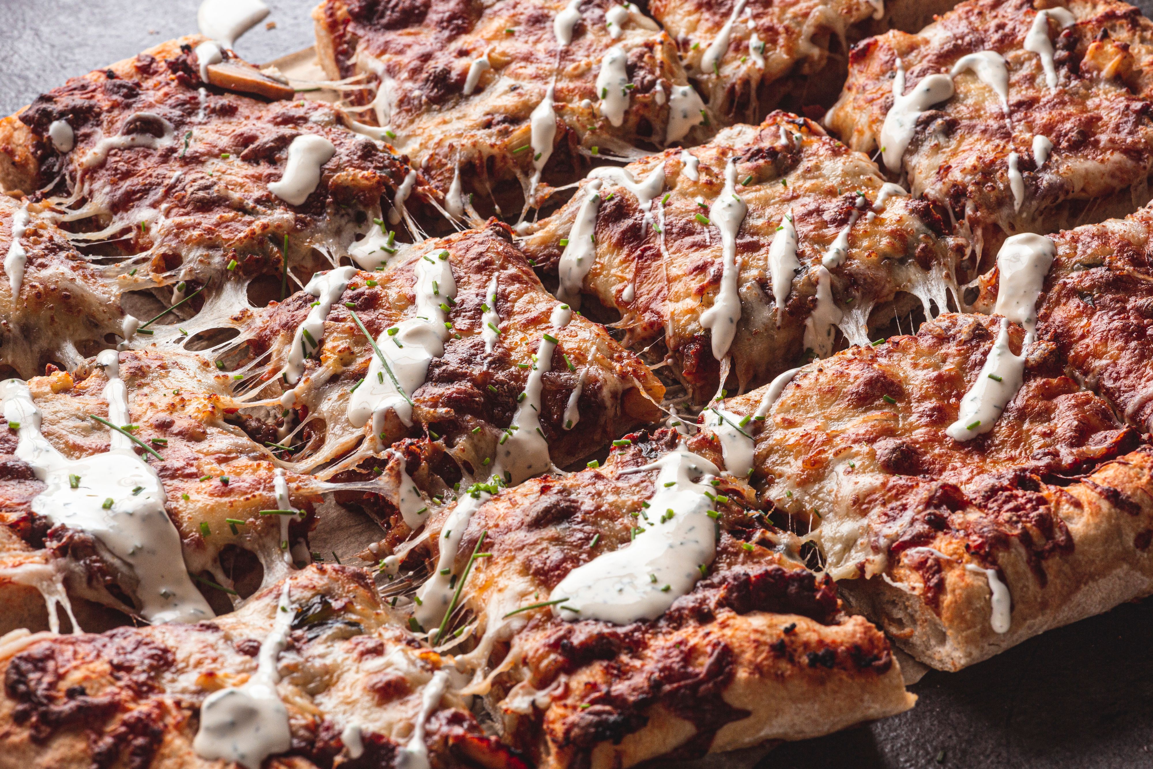 Pizza med rømmedressing