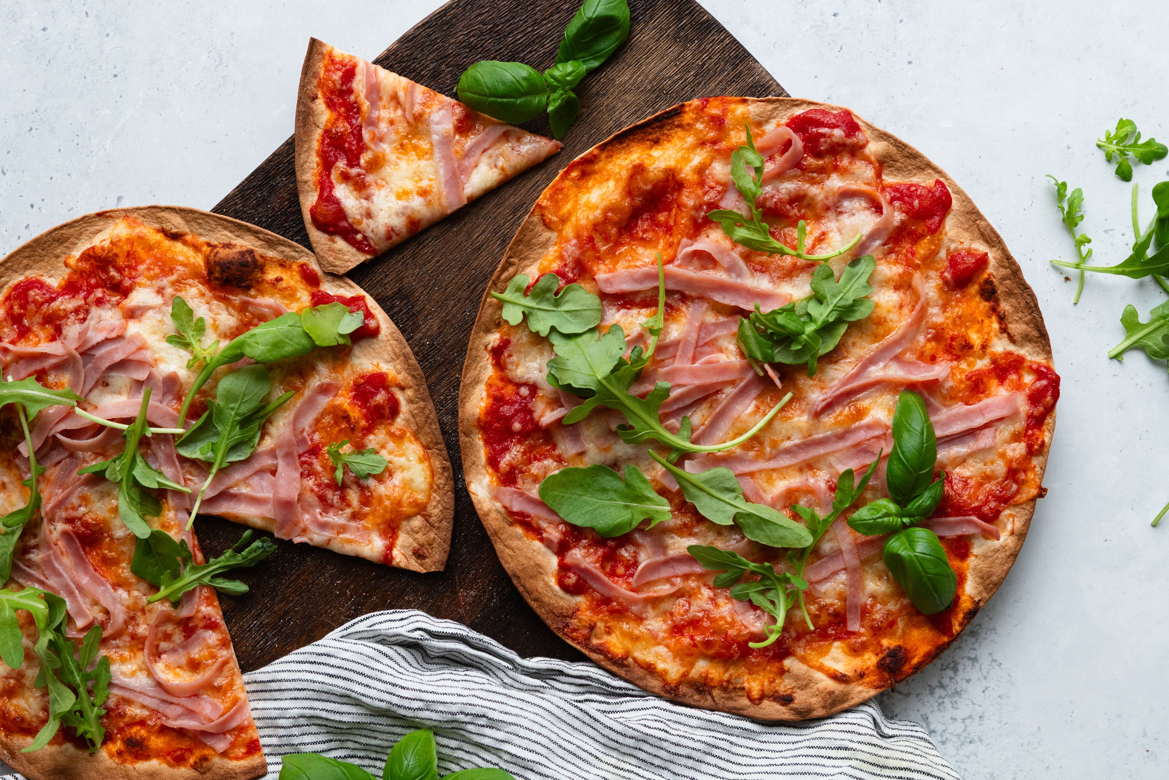 Tortillapizza på trefjøl.